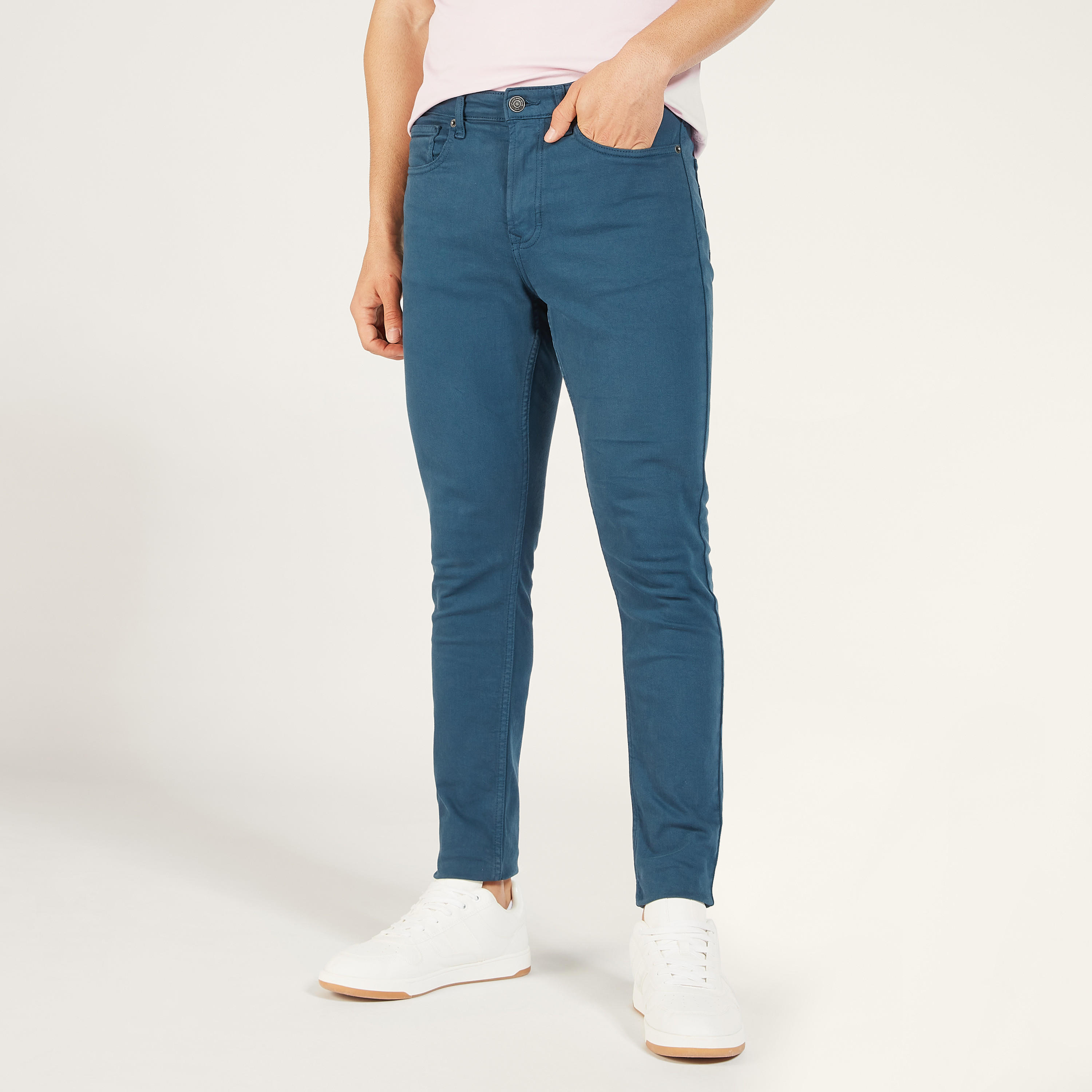 بنطلون جينز دنيم سادة بخصر متوسط الارتفاع وزر إغلاق وجيوب-men-clothing-bottoms-jeans-image-6