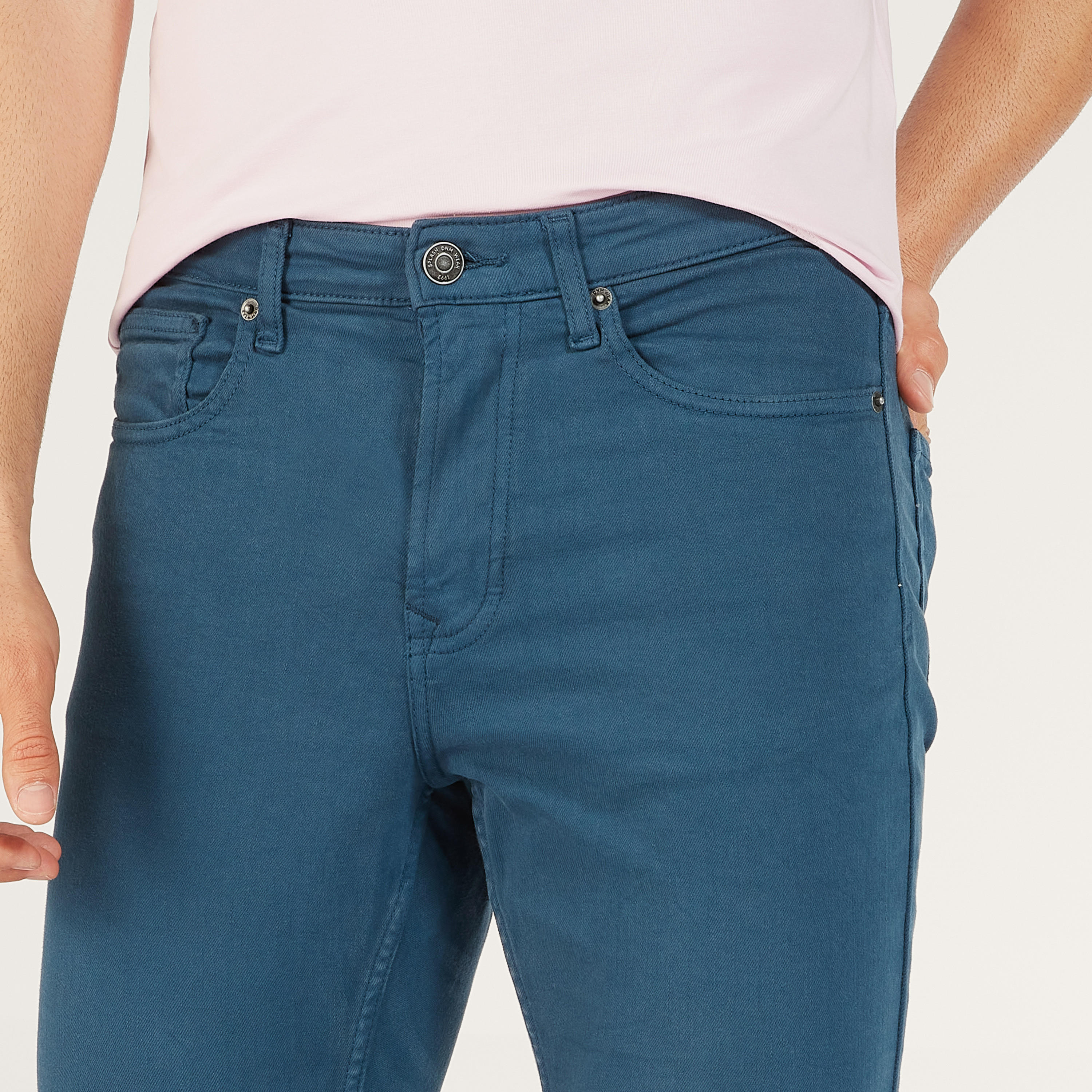 بنطلون جينز دنيم سادة بخصر متوسط الارتفاع وزر إغلاق وجيوب-men-clothing-bottoms-jeans-image-8