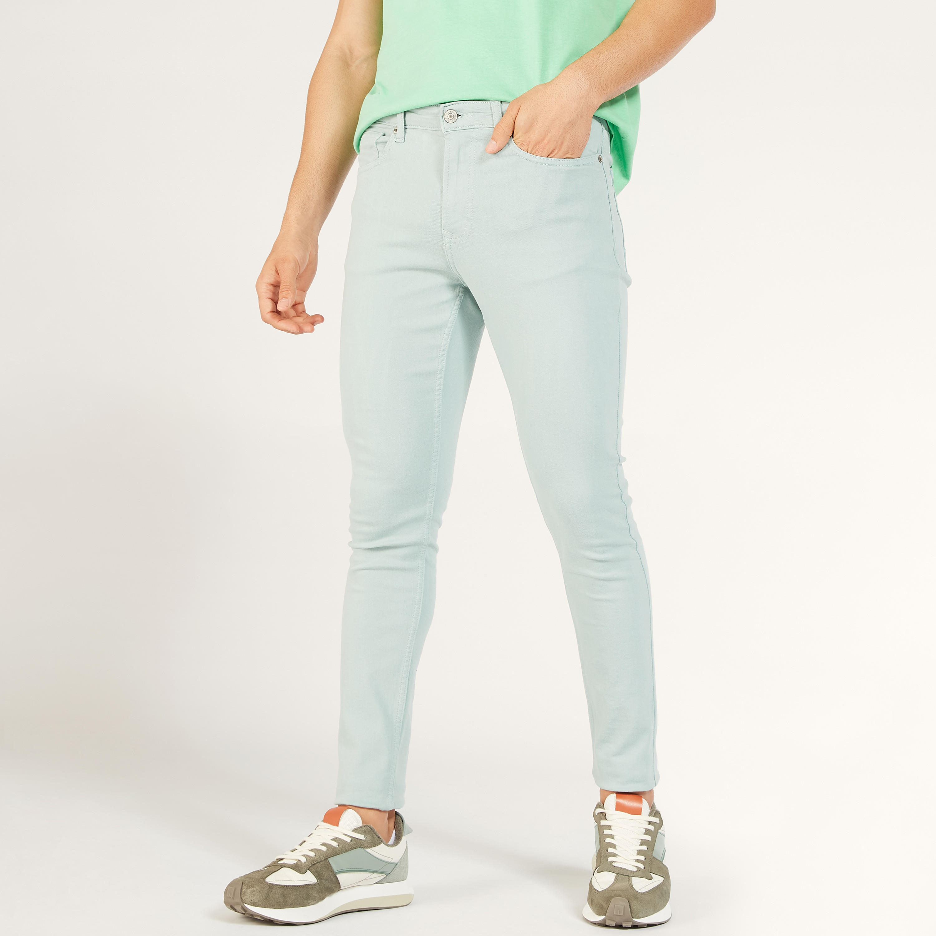 بنطلون جينز دنيم سادة بخصر متوسط الارتفاع وزر إغلاق وجيوب-men-clothing-bottoms-jeans-image-10