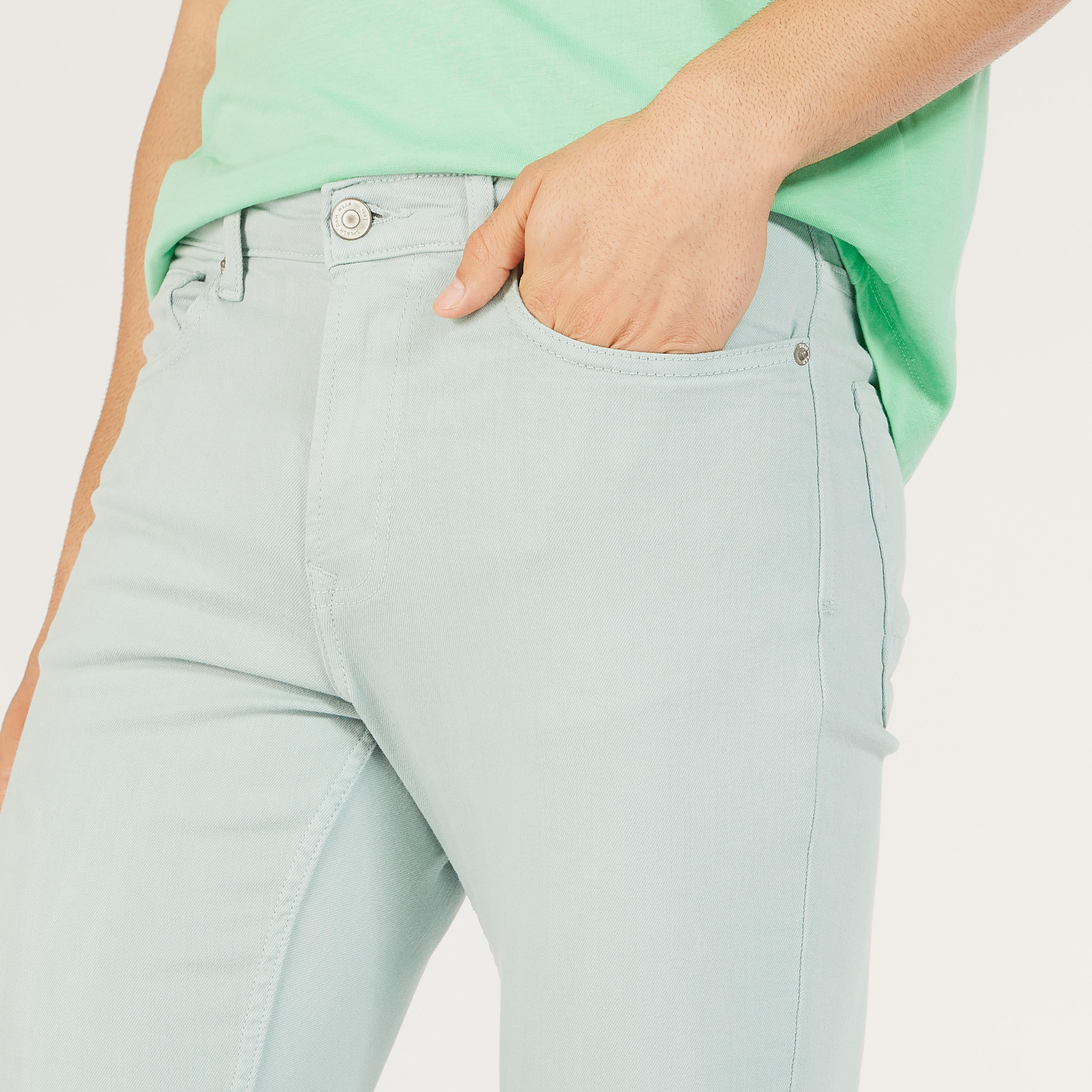 بنطلون جينز دنيم سادة بخصر متوسط الارتفاع وزر إغلاق وجيوب-men-clothing-bottoms-jeans-image-12