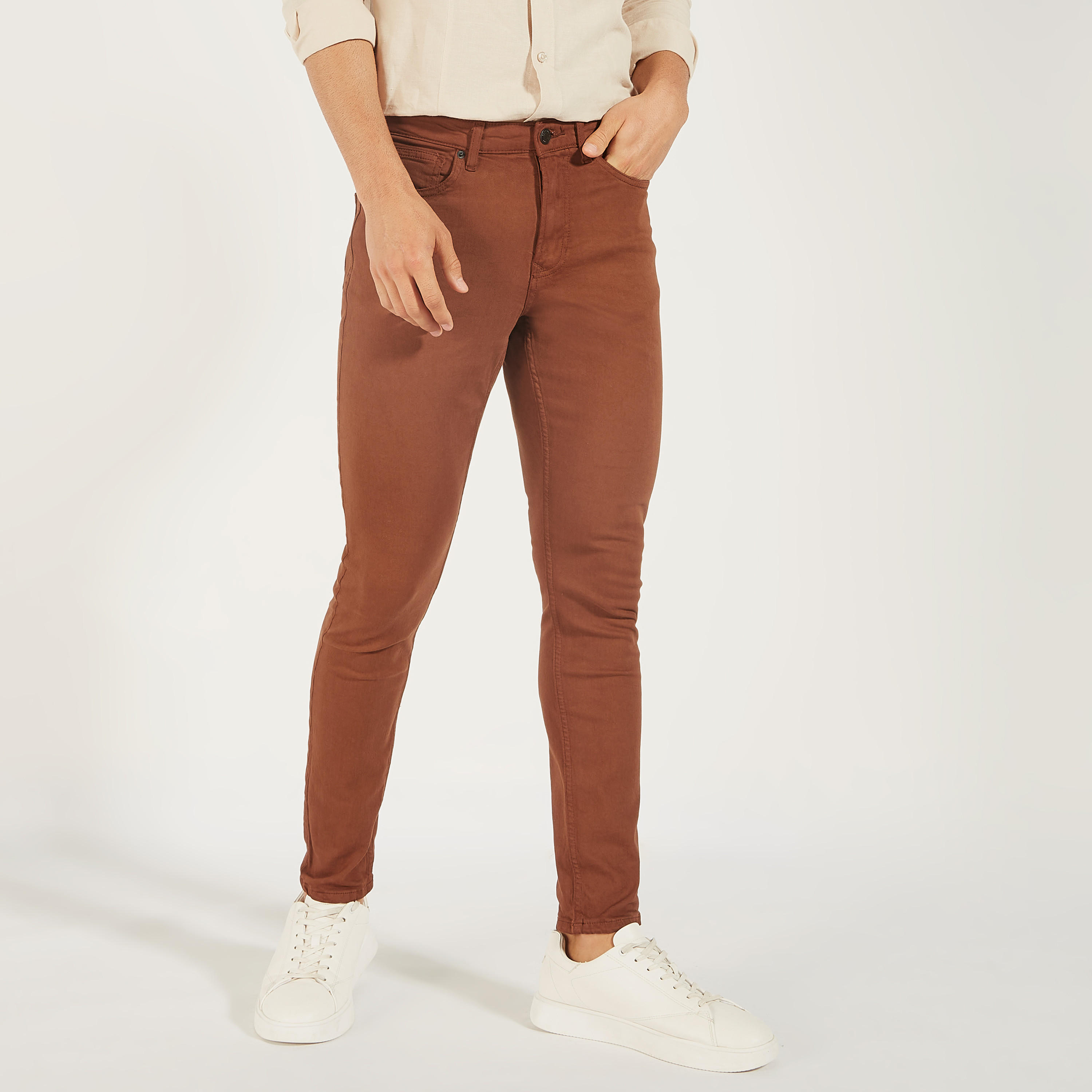 بنطلون جينز دنيم سادة بخصر متوسط الارتفاع وزر إغلاق وجيوب-men-clothing-bottoms-jeans-image-15