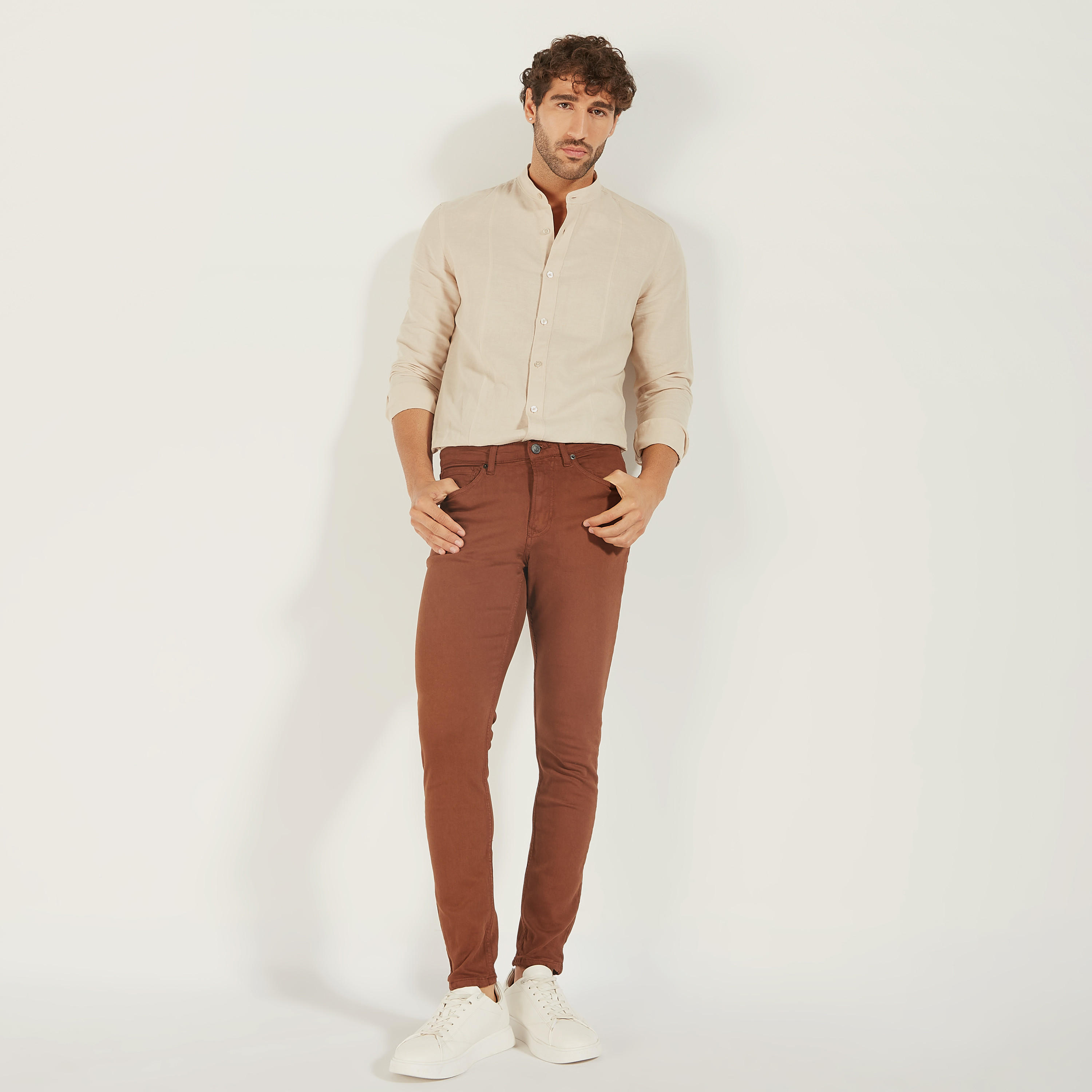 بنطلون جينز دنيم سادة بخصر متوسط الارتفاع وزر إغلاق وجيوب-men-clothing-bottoms-jeans-image-16