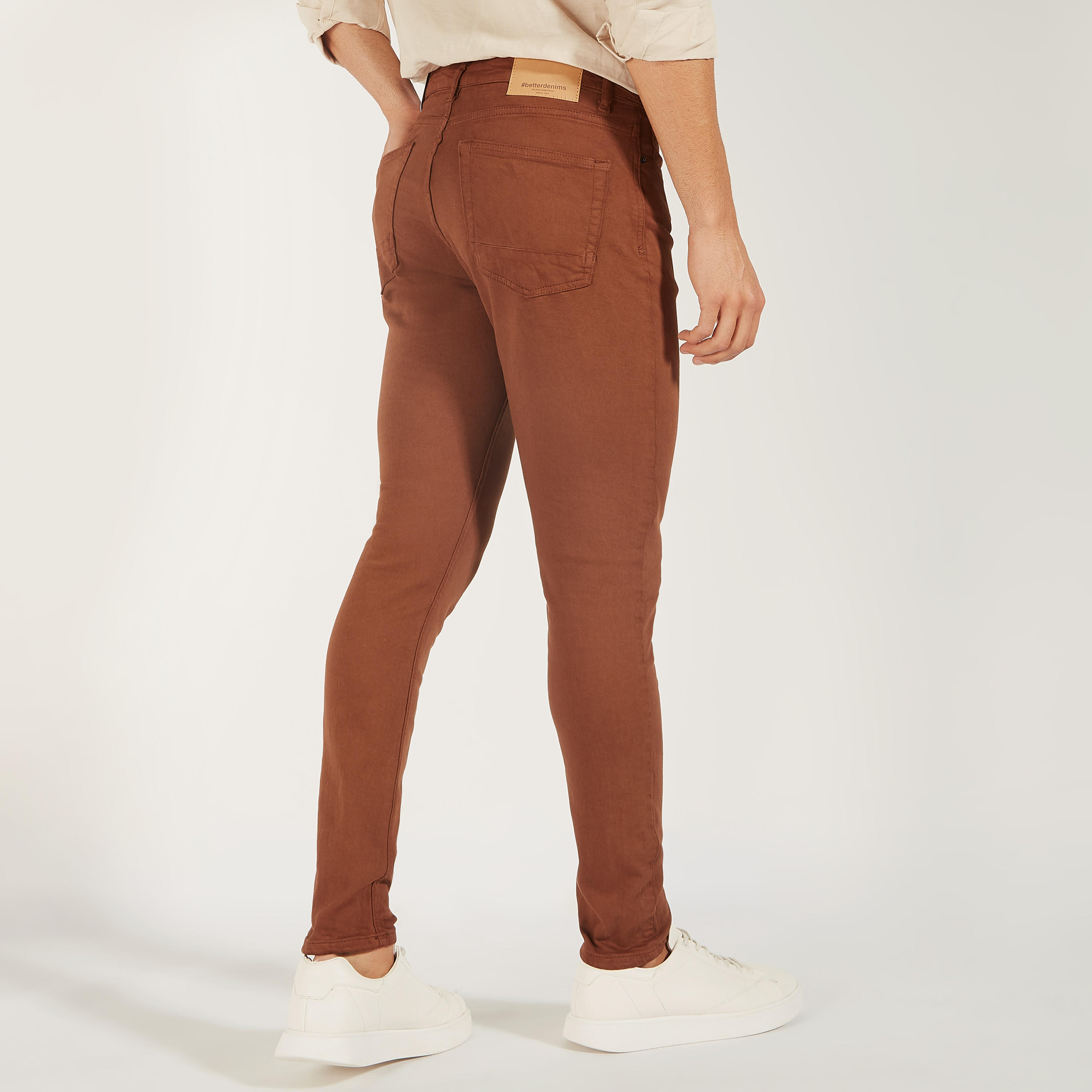 بنطلون جينز دنيم سادة بخصر متوسط الارتفاع وزر إغلاق وجيوب-men-clothing-bottoms-jeans-image-18