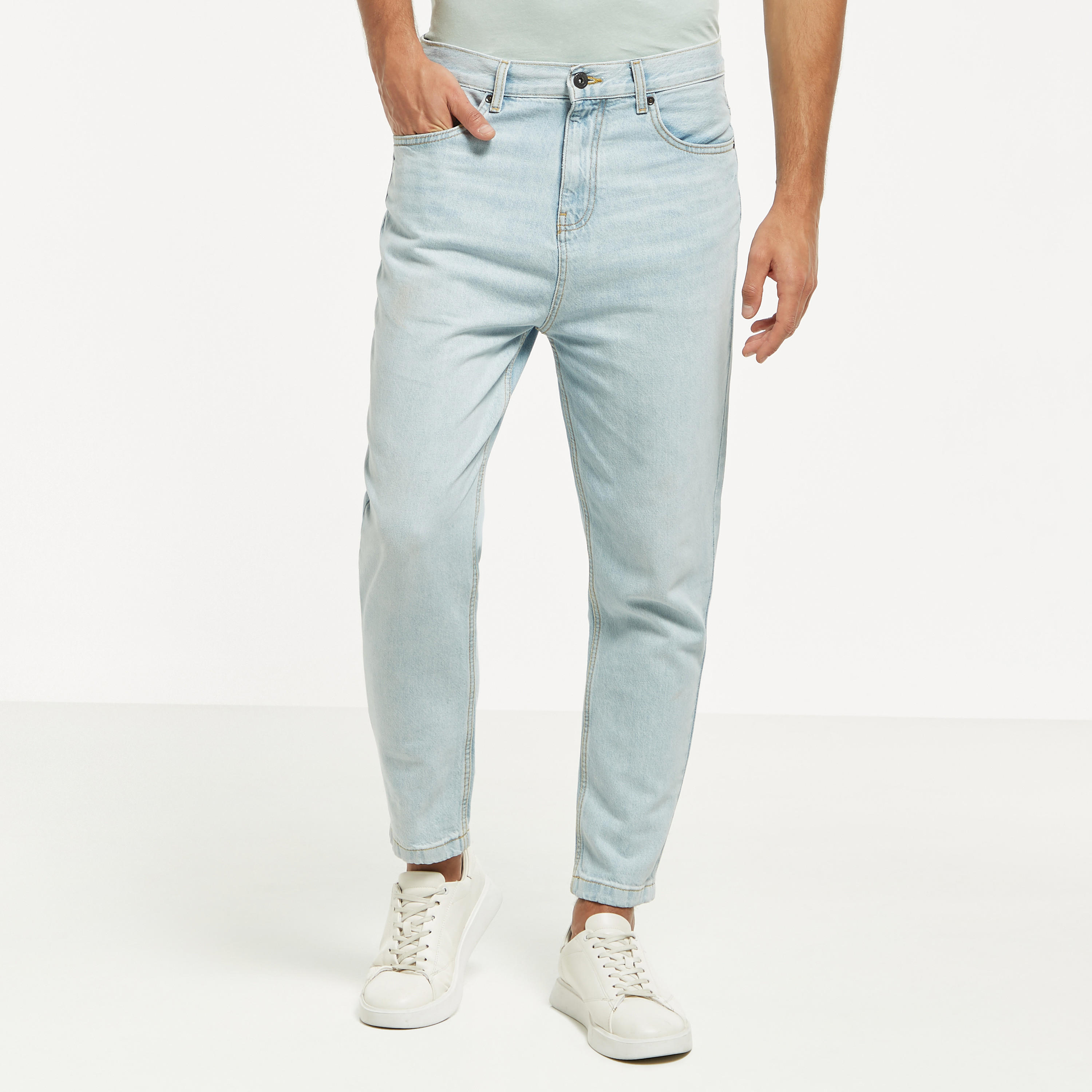 بنطلون جينز قصير سادة بقصة مريحة وأزرار وجيوب-men-clothing-bottoms-jeans-image-4