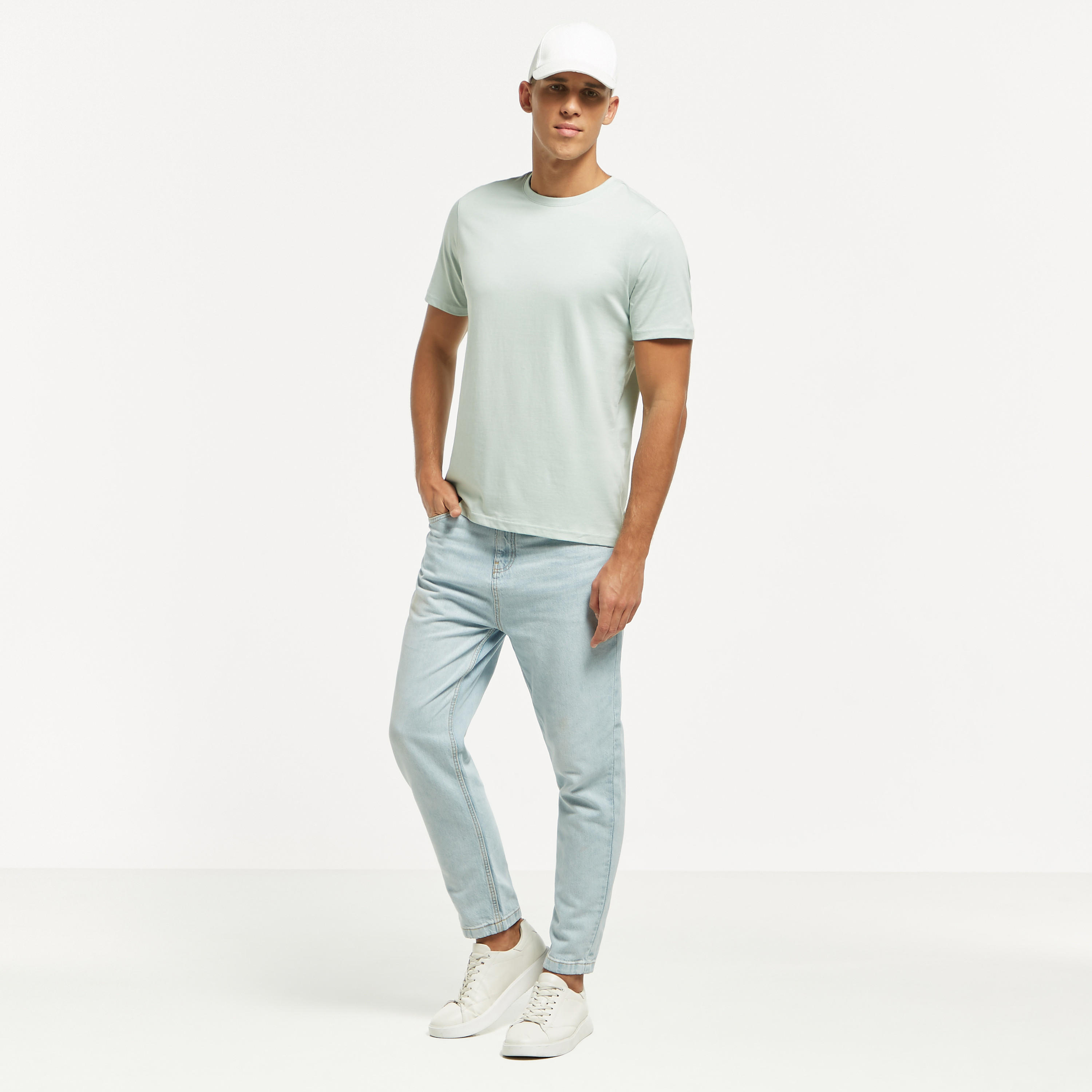 بنطلون جينز قصير سادة بقصة مريحة وأزرار وجيوب-men-clothing-bottoms-jeans-image-3