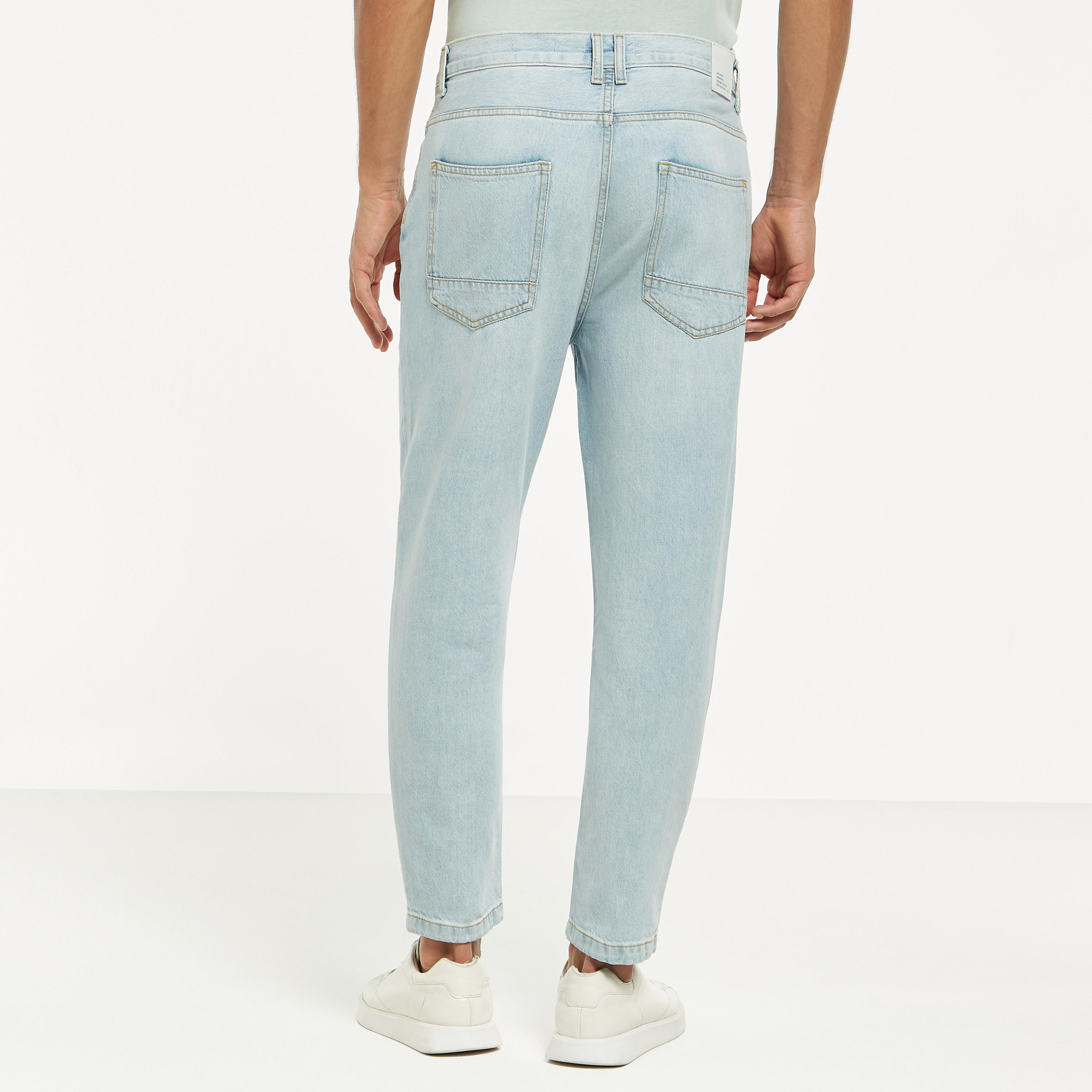 بنطلون جينز قصير سادة بقصة مريحة وأزرار وجيوب-men-clothing-bottoms-jeans-image-1
