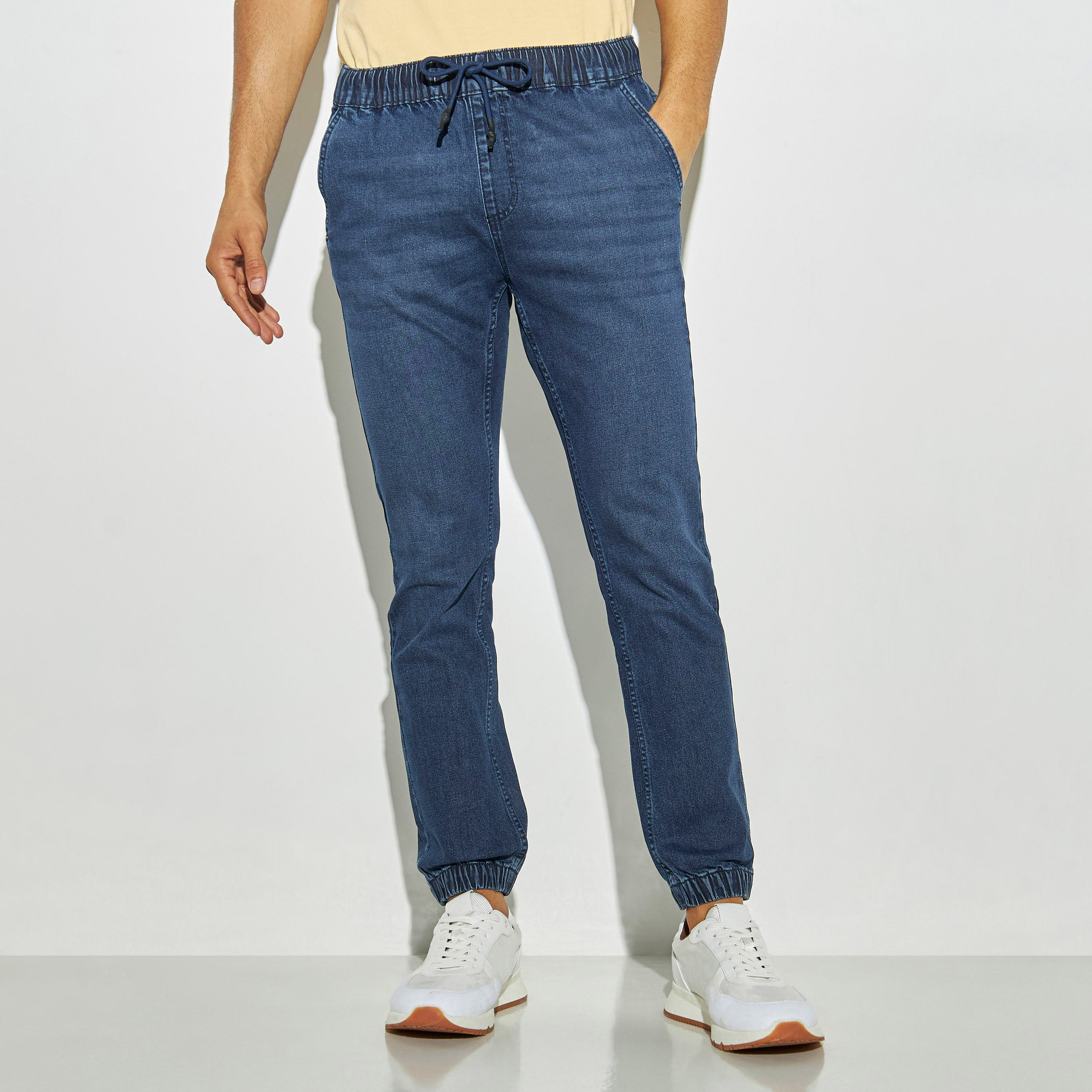 بنطلون رياضي دنيم سادة بقصة مريحة ورباط إغلاق وجيوب-men-clothing-bottoms-joggers-image-4