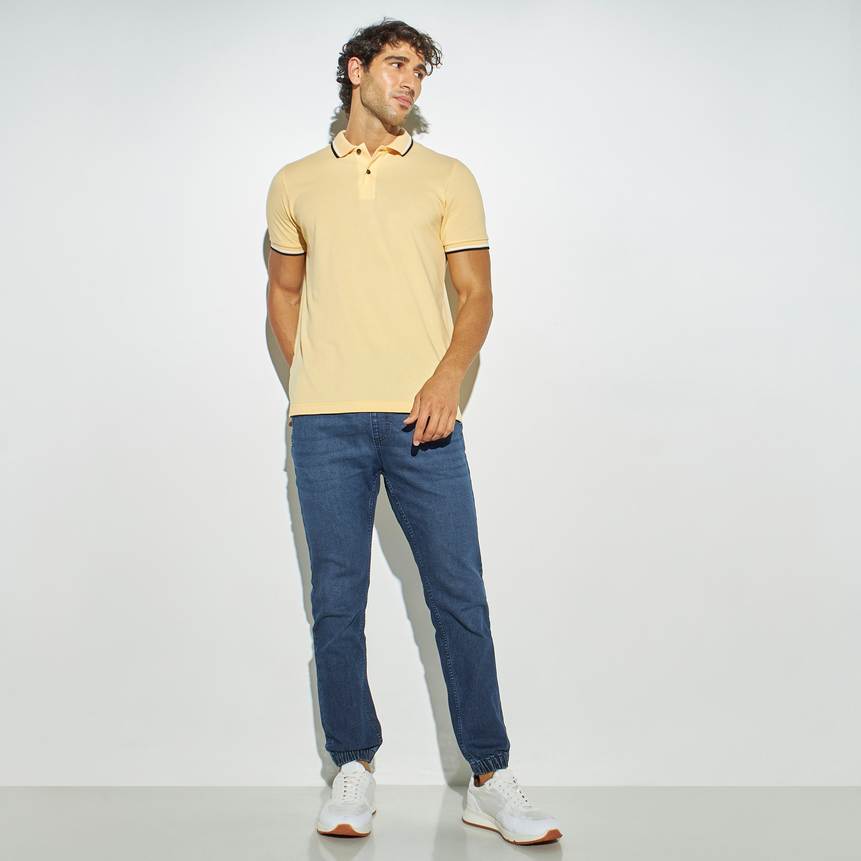 بنطلون رياضي دنيم سادة بقصة مريحة ورباط إغلاق وجيوب-men-clothing-bottoms-joggers-image-3