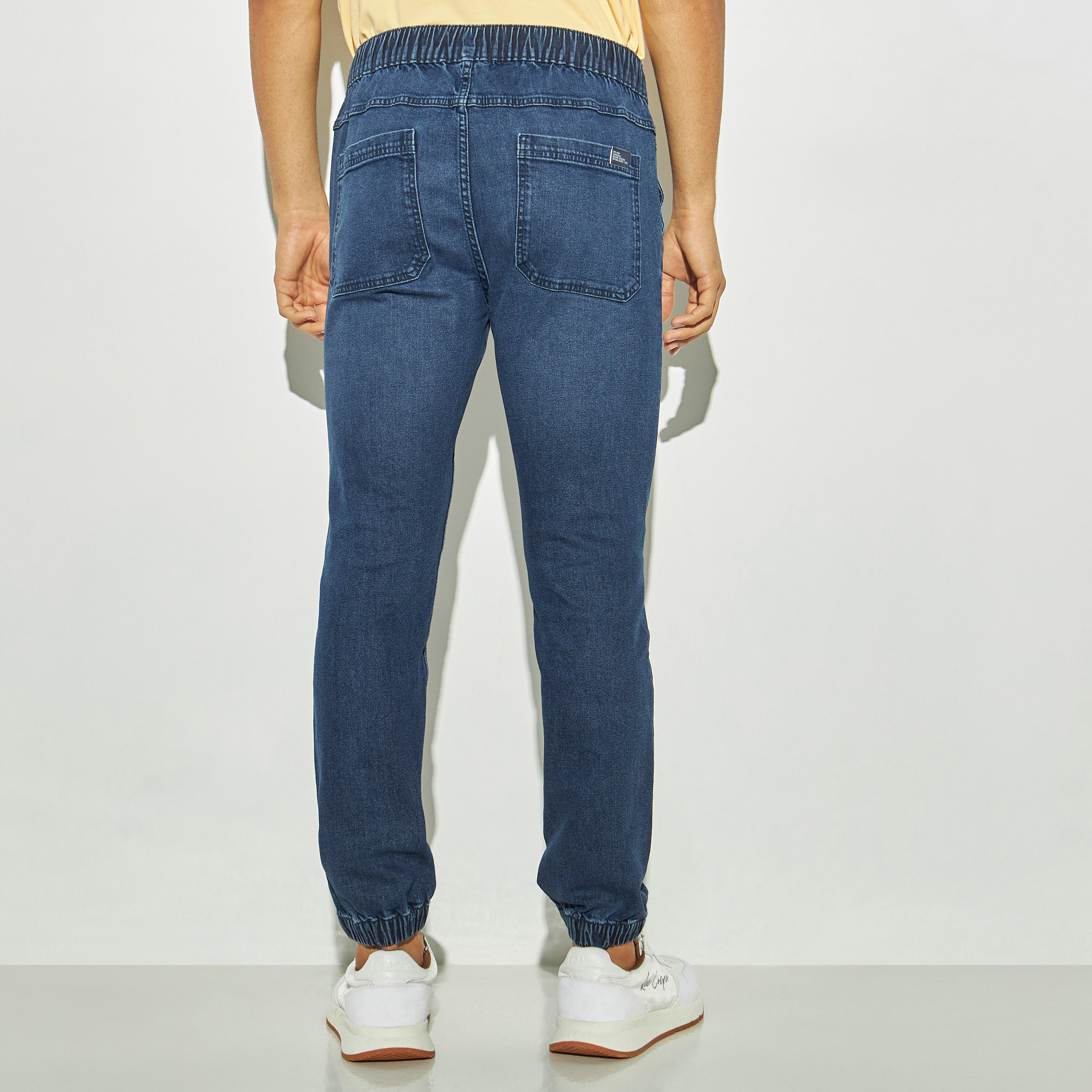 بنطلون رياضي دنيم سادة بقصة مريحة ورباط إغلاق وجيوب-men-clothing-bottoms-joggers-image-2