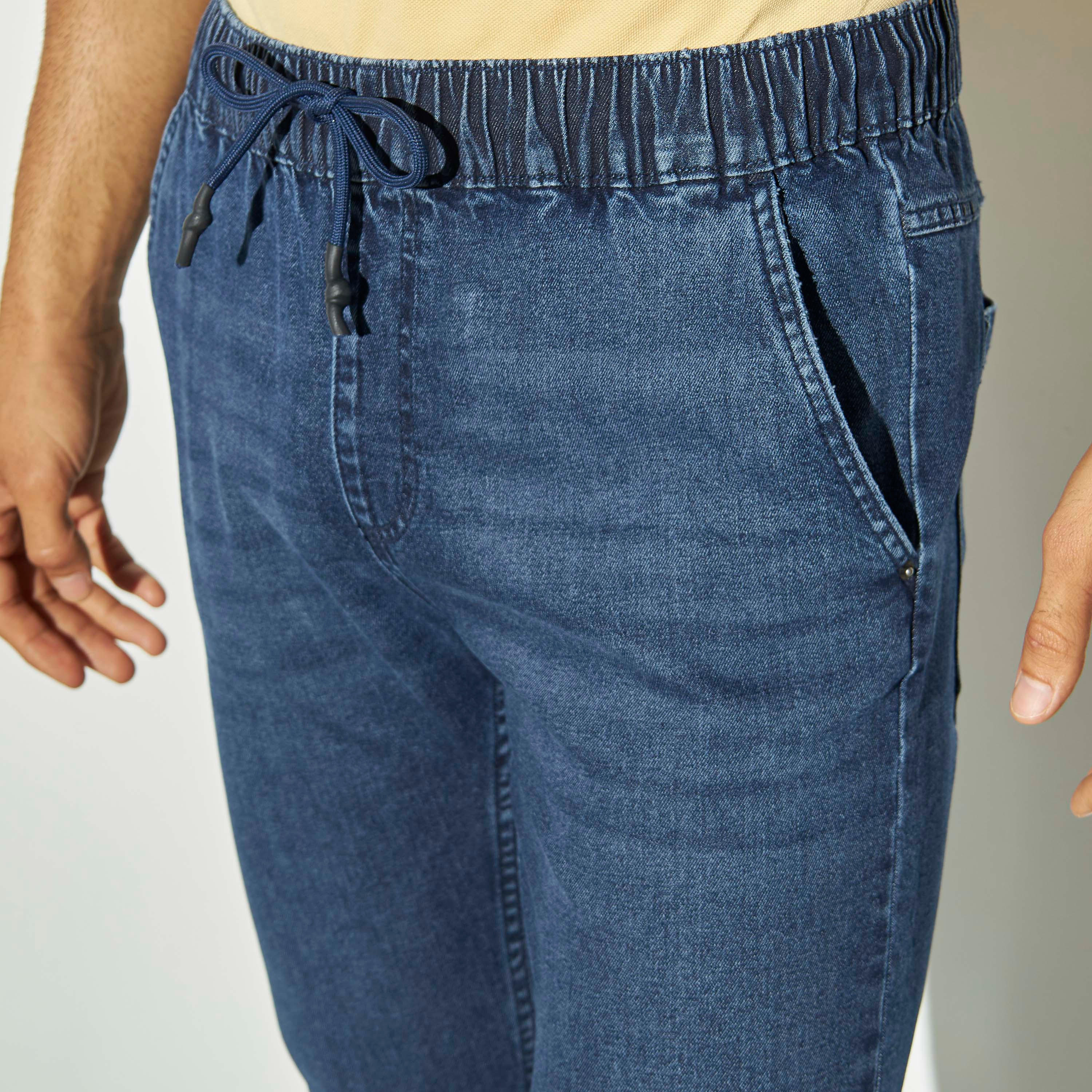 بنطلون رياضي دنيم سادة بقصة مريحة ورباط إغلاق وجيوب-men-clothing-bottoms-joggers-image-1