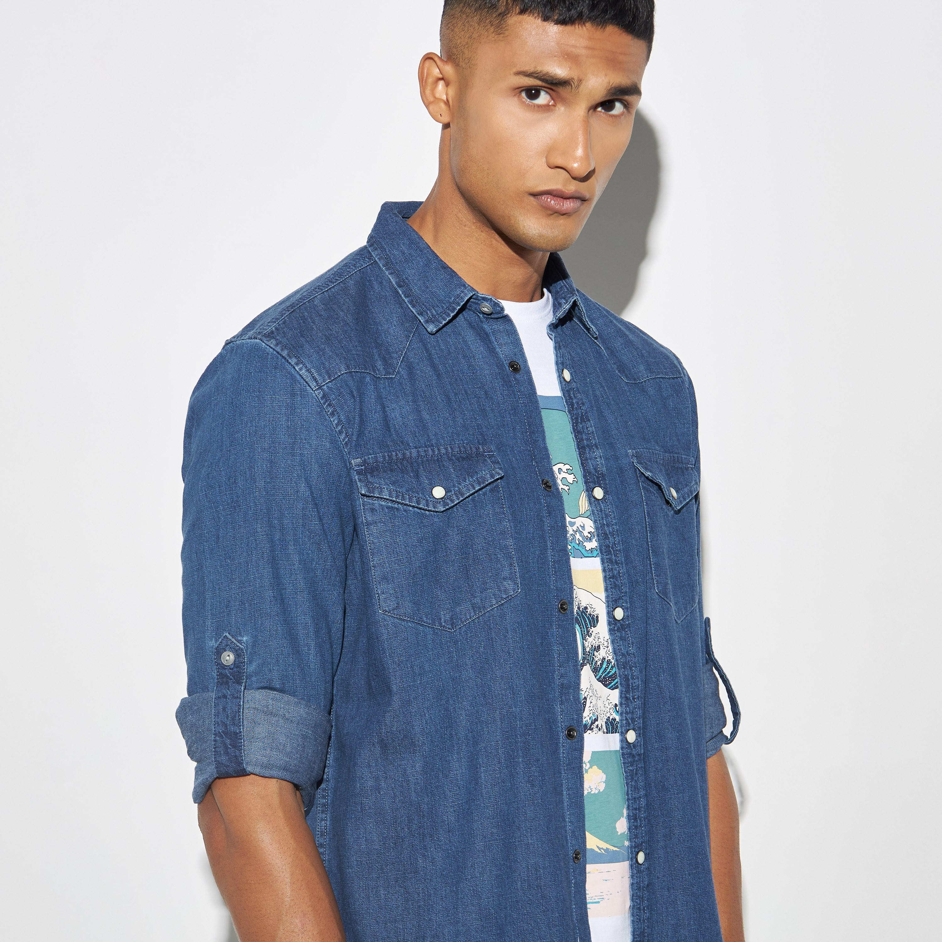 قميص دنيم سادة بجيوب وأكمام مثنية للأعلى-men-clothing-shirts-image-1