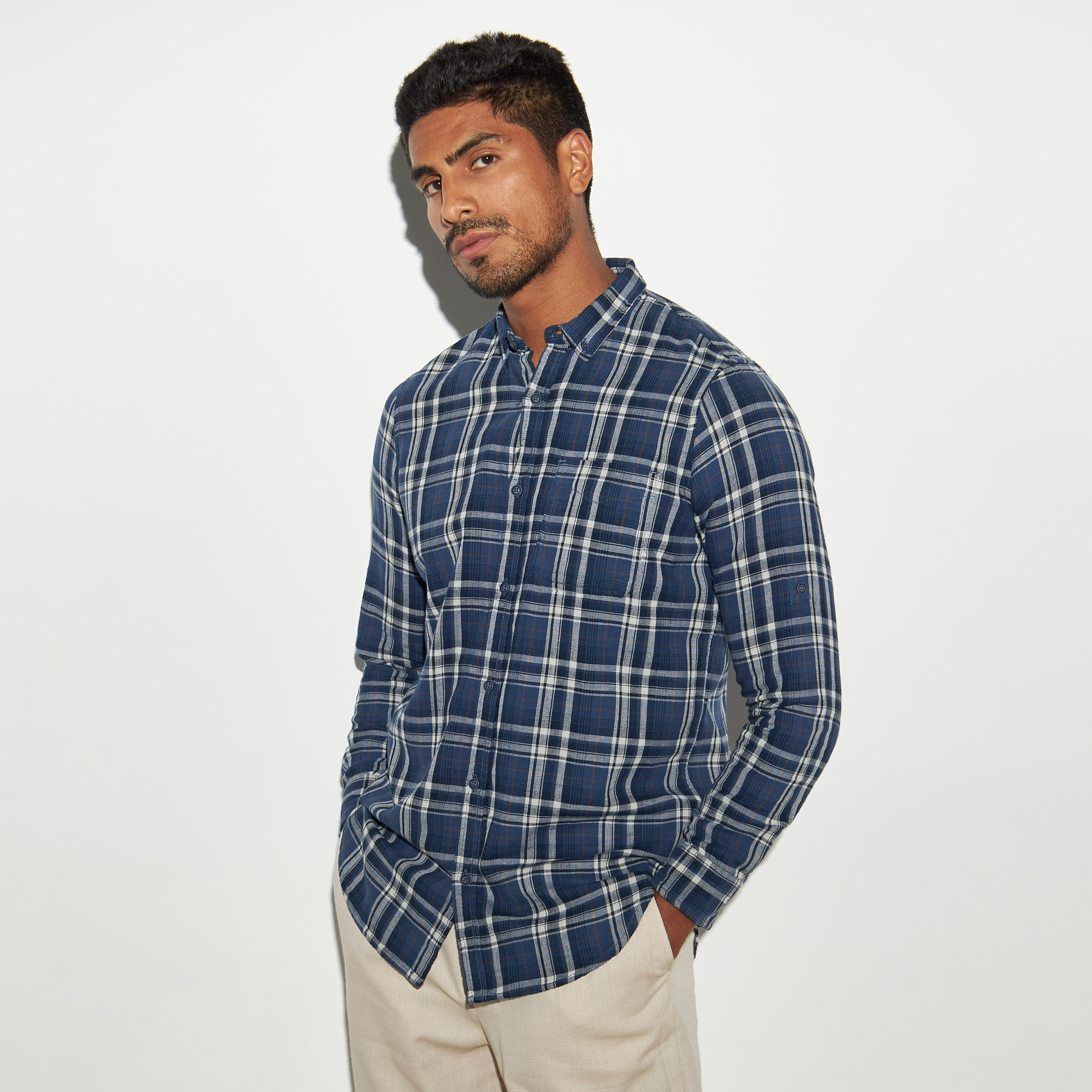قميص كاروهات بياقة واسعة وأكمام طويلة-men-clothing-shirts-image-1