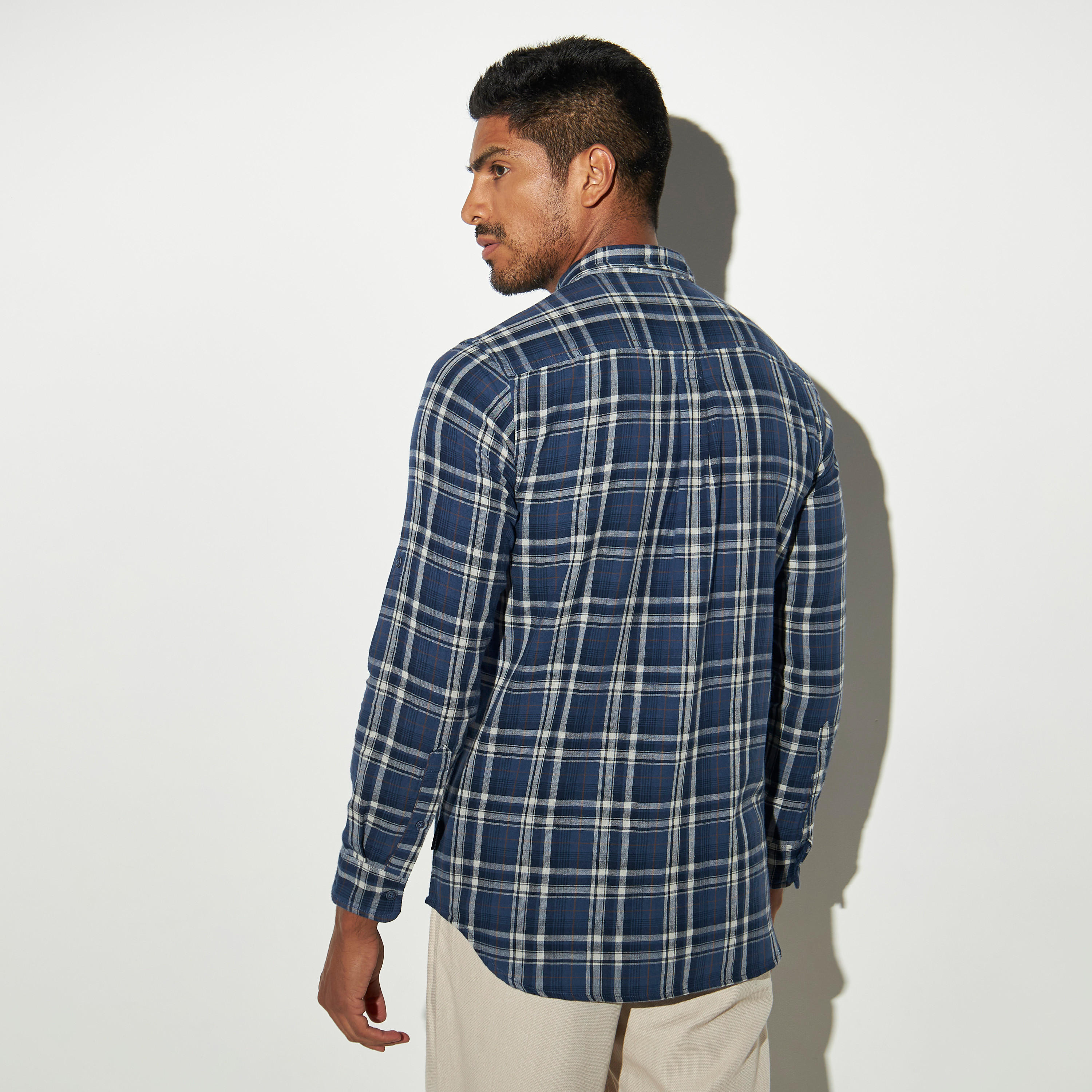 قميص كاروهات بياقة واسعة وأكمام طويلة-men-clothing-shirts-image-3