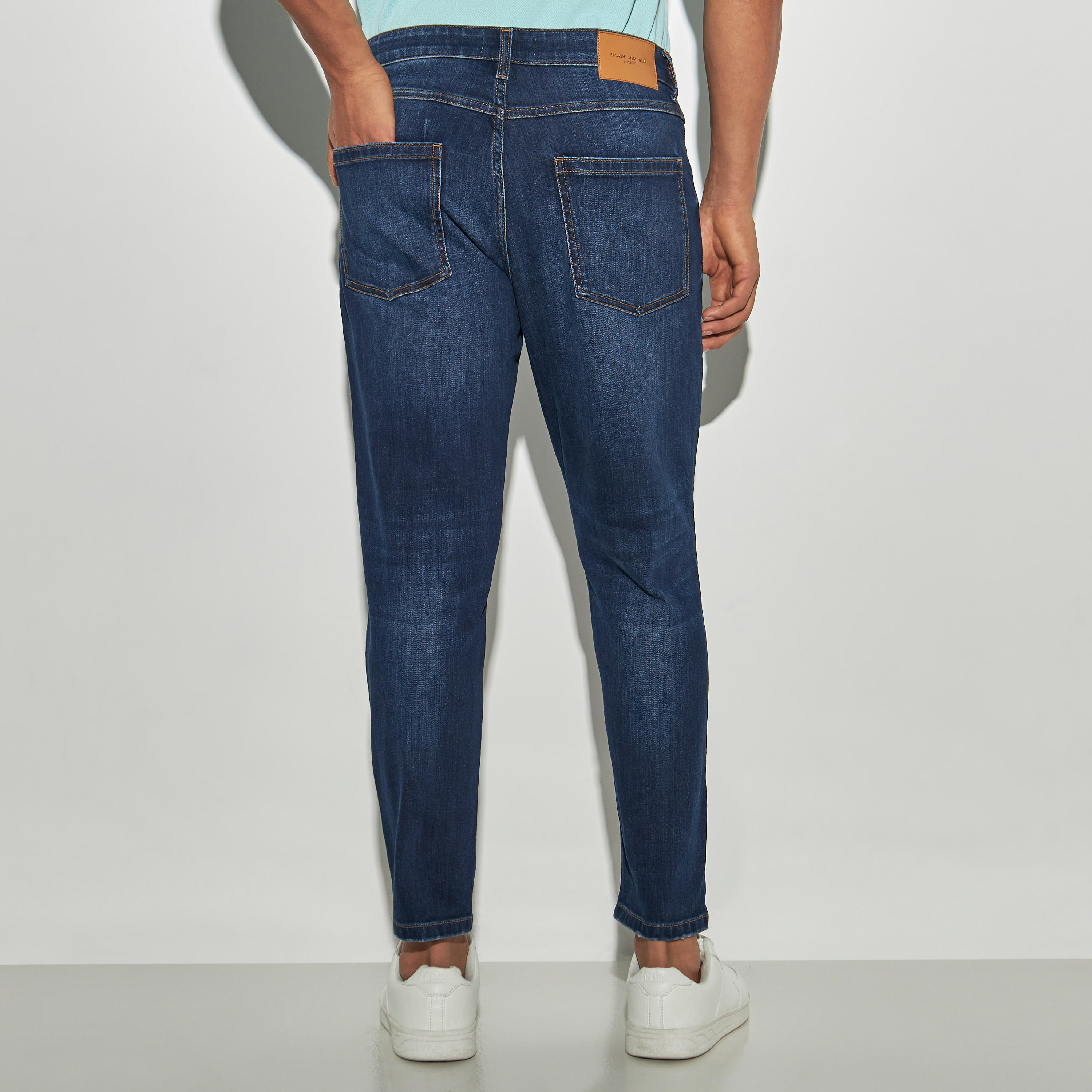 بنطلون جينز سادة بقصّة سكيني وجيوب-men-clothing-bottoms-jeans-image-2
