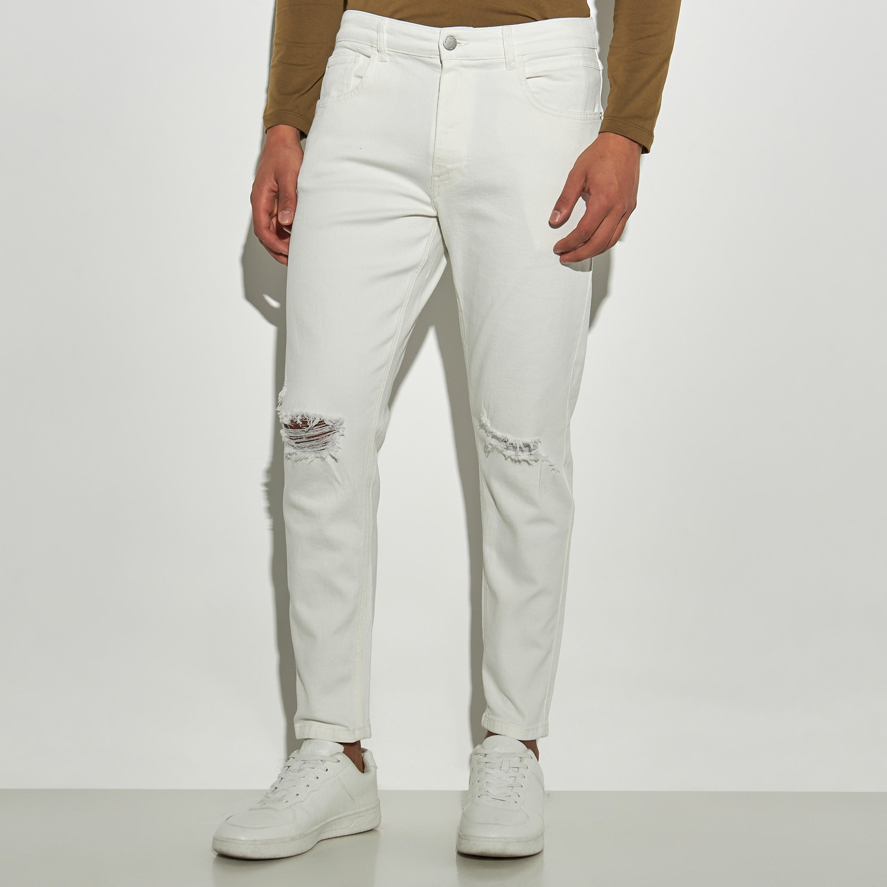 بنطلون جينز سادة بقصّة سكيني وجيوب-men-clothing-bottoms-jeans-image-4