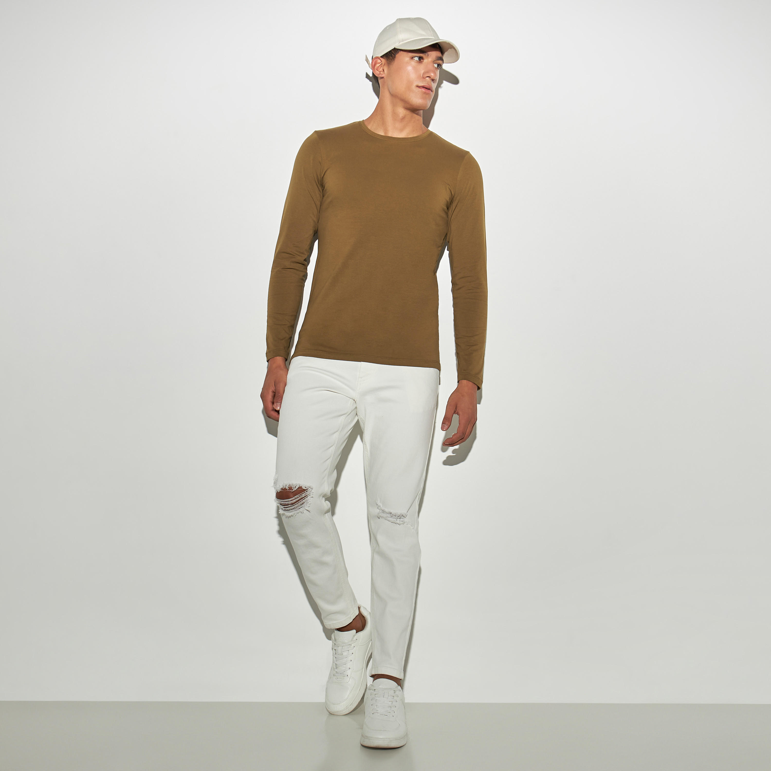بنطلون جينز سادة بقصّة سكيني وجيوب-men-clothing-bottoms-jeans-image-3