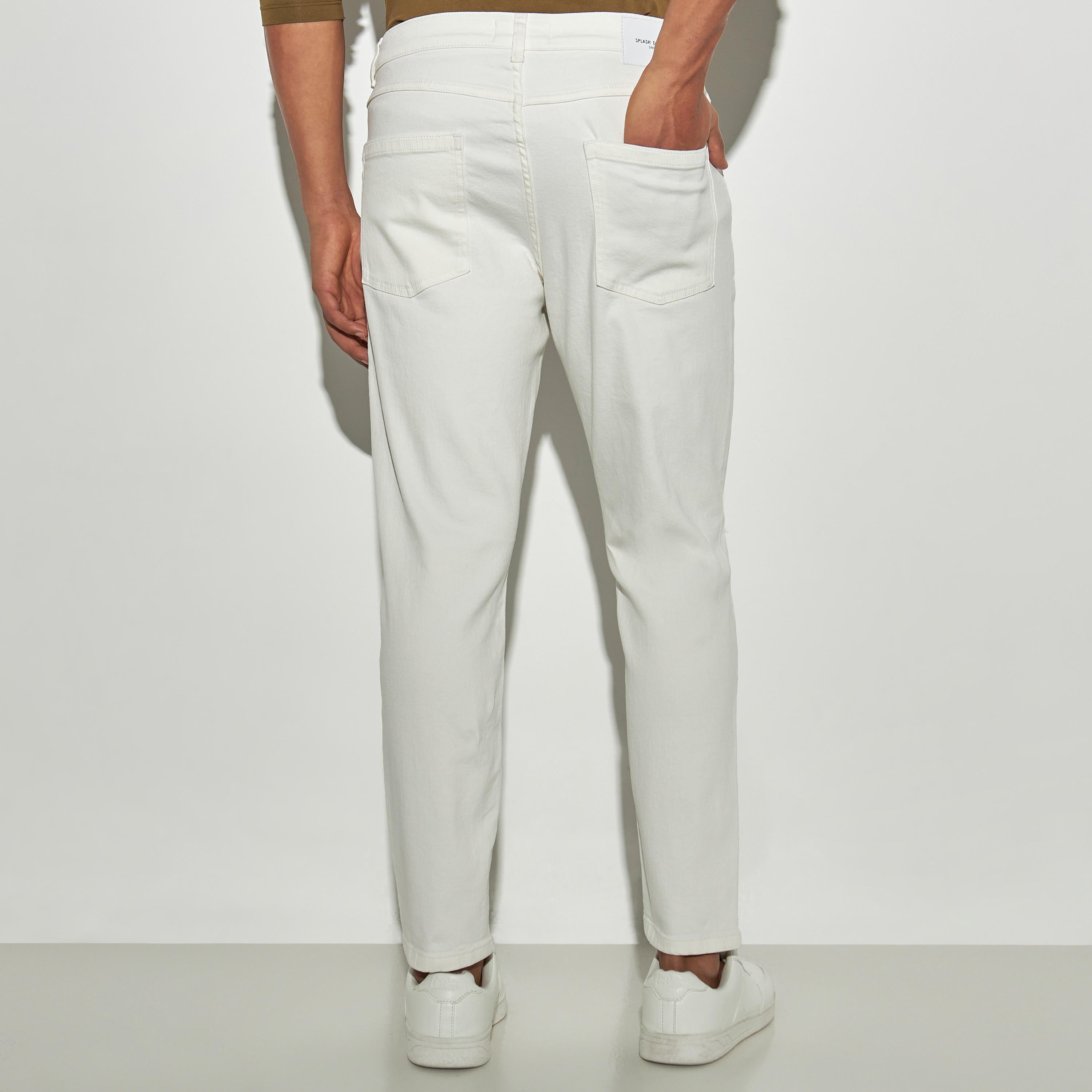 بنطلون جينز سادة بقصّة سكيني وجيوب-men-clothing-bottoms-jeans-image-2