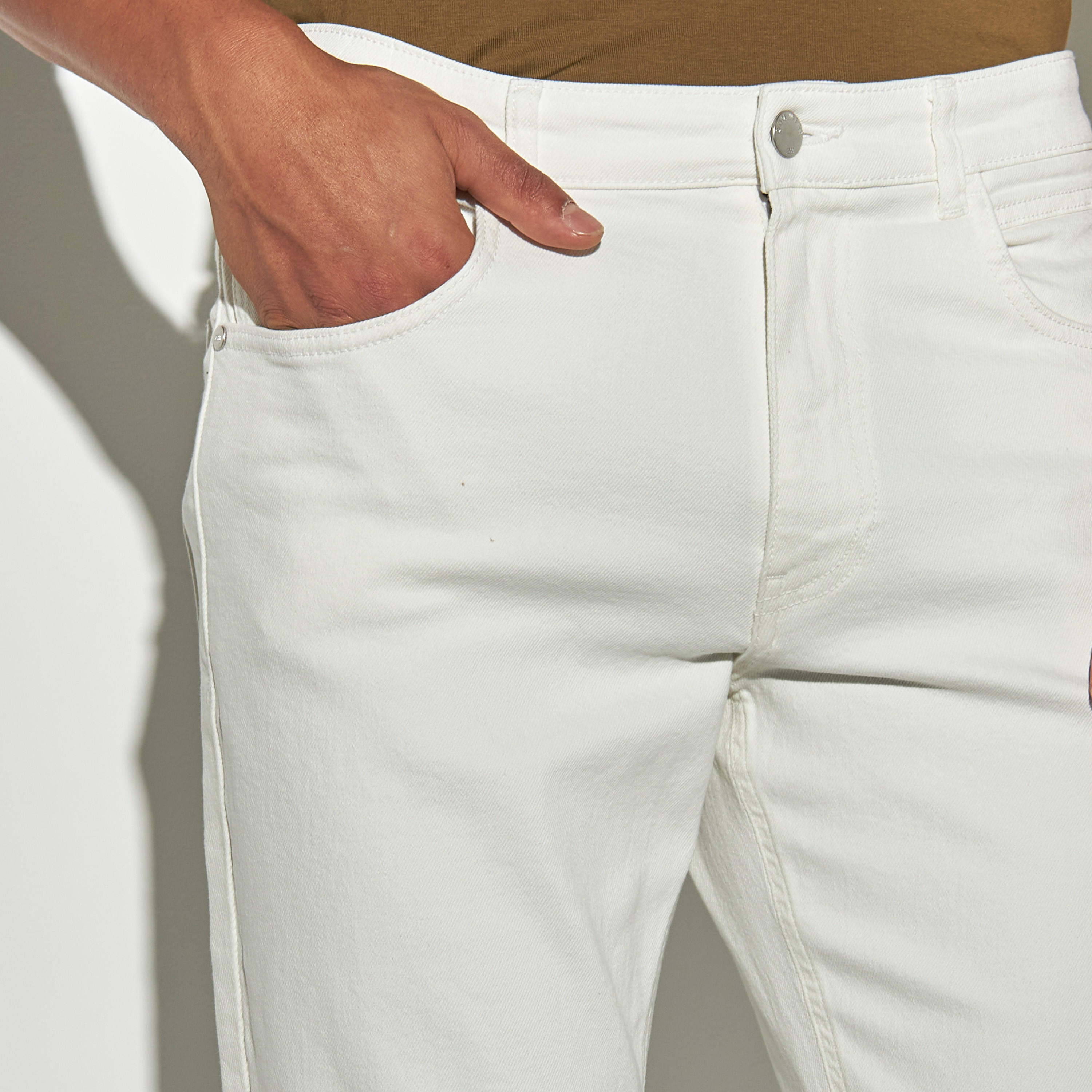 بنطلون جينز سادة بقصّة سكيني وجيوب-men-clothing-bottoms-jeans-image-1