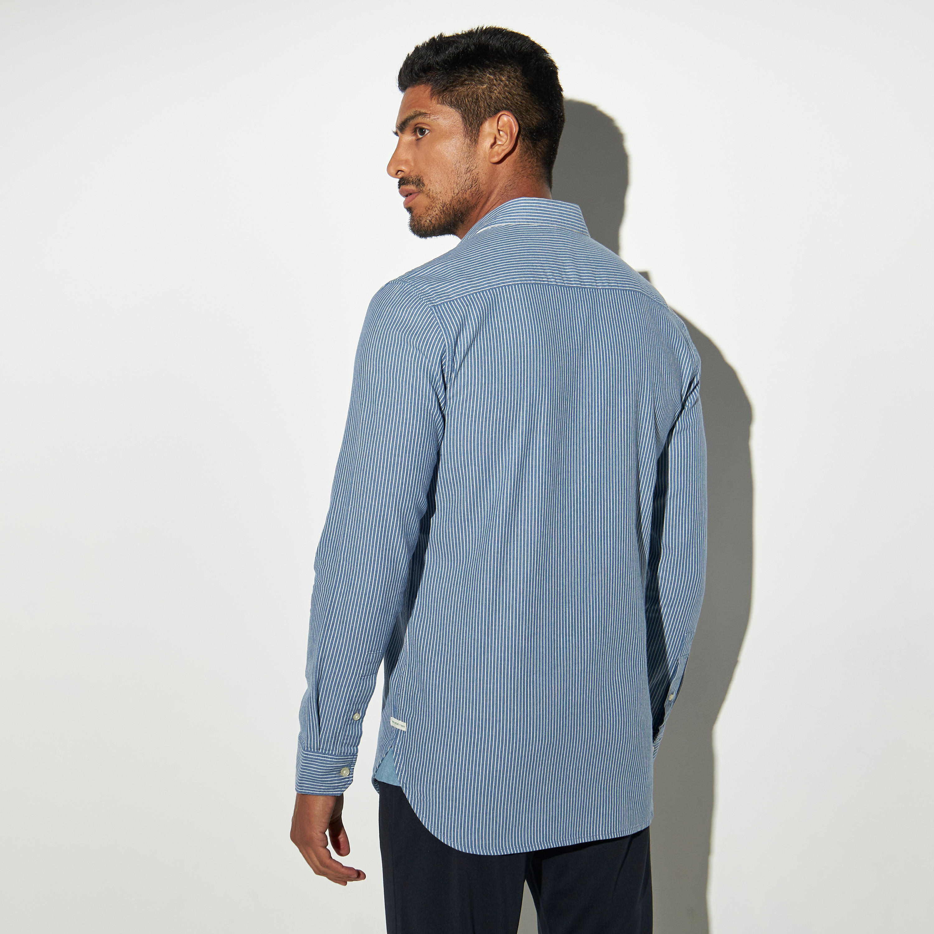قميص مخطّط بجيوب وأكمام طويلة-men-clothing-shirts-image-3