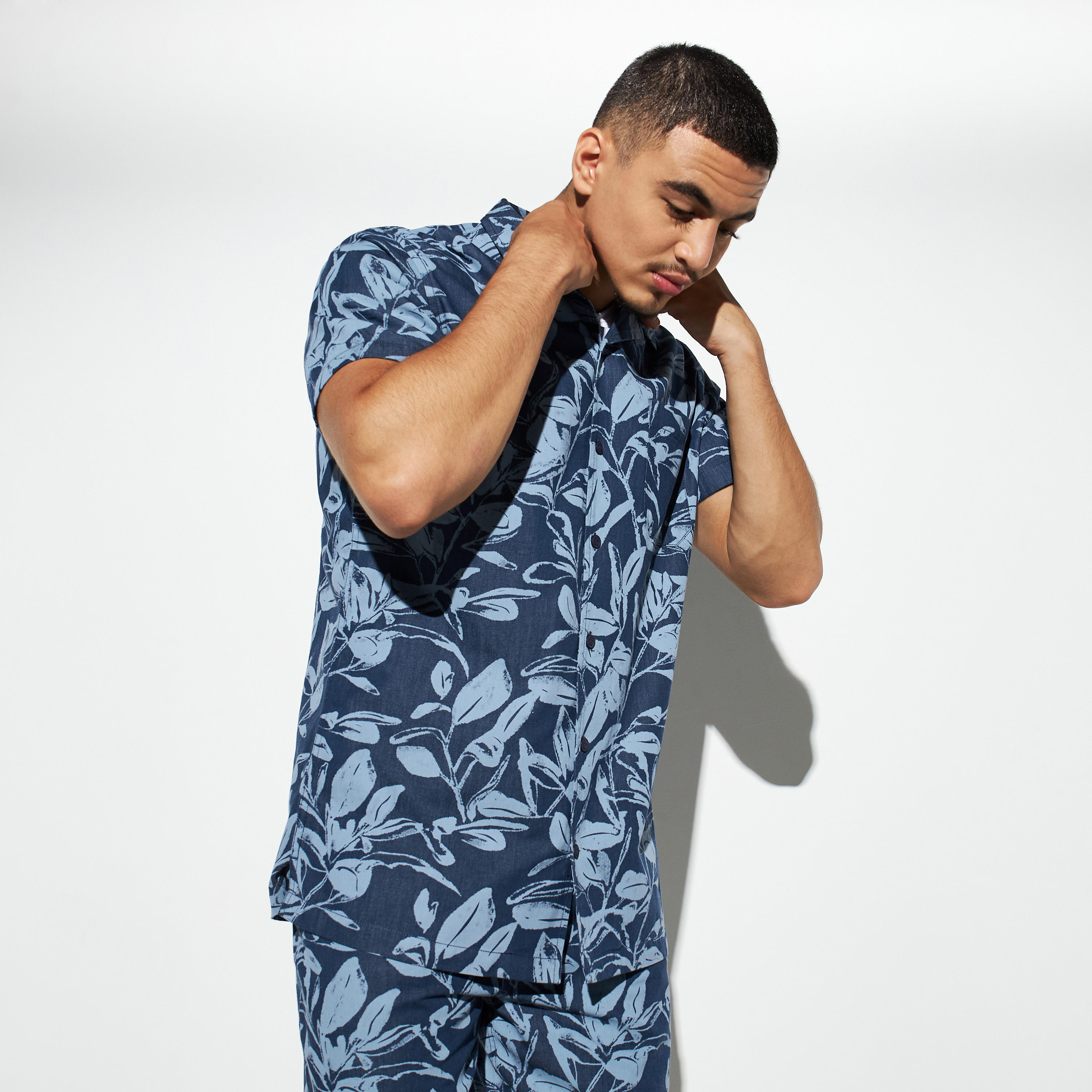 قميص بياقة كامب وطبعات وجيب-men-clothing-shirts-image-1