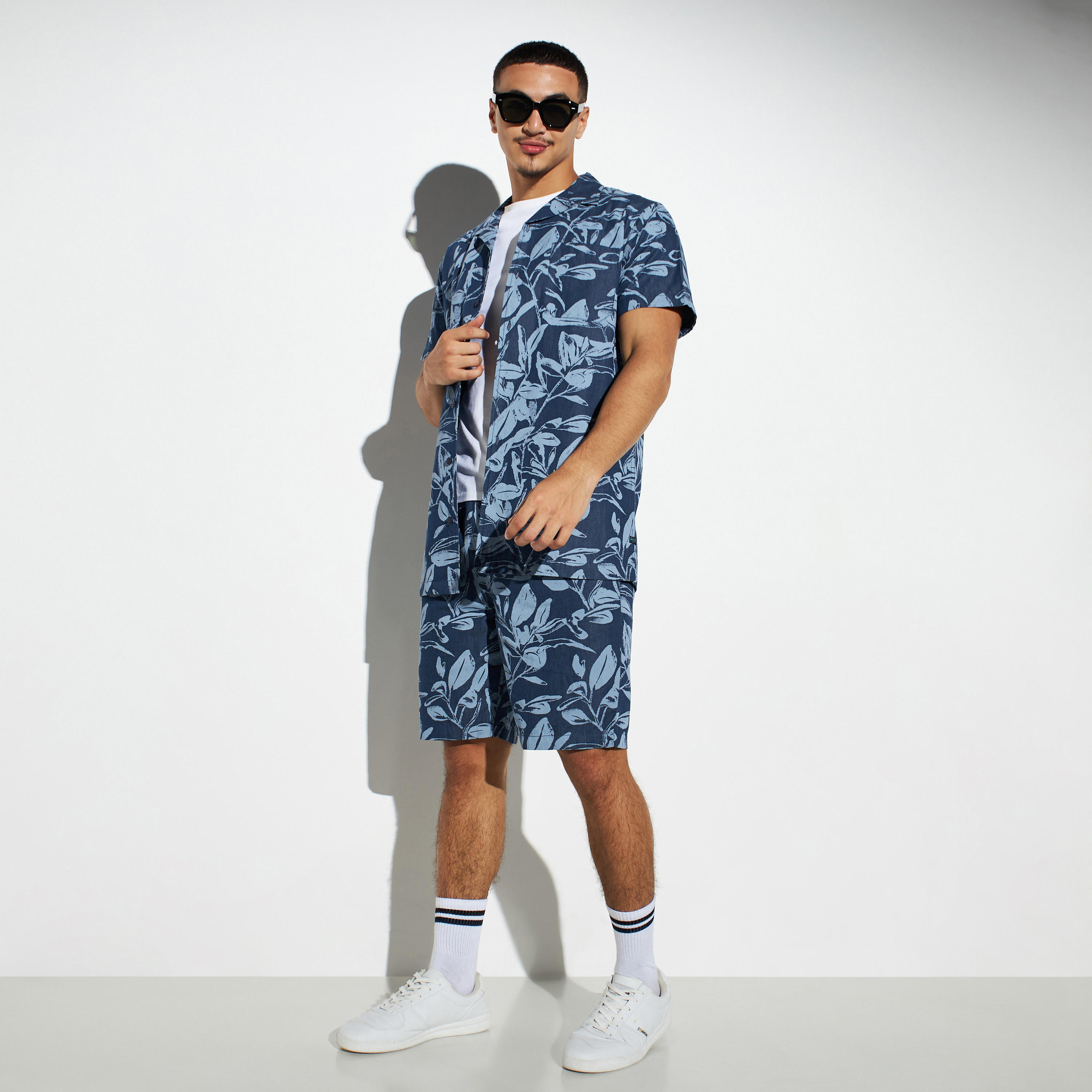 قميص بياقة كامب وطبعات وجيب-men-clothing-shirts-image-2