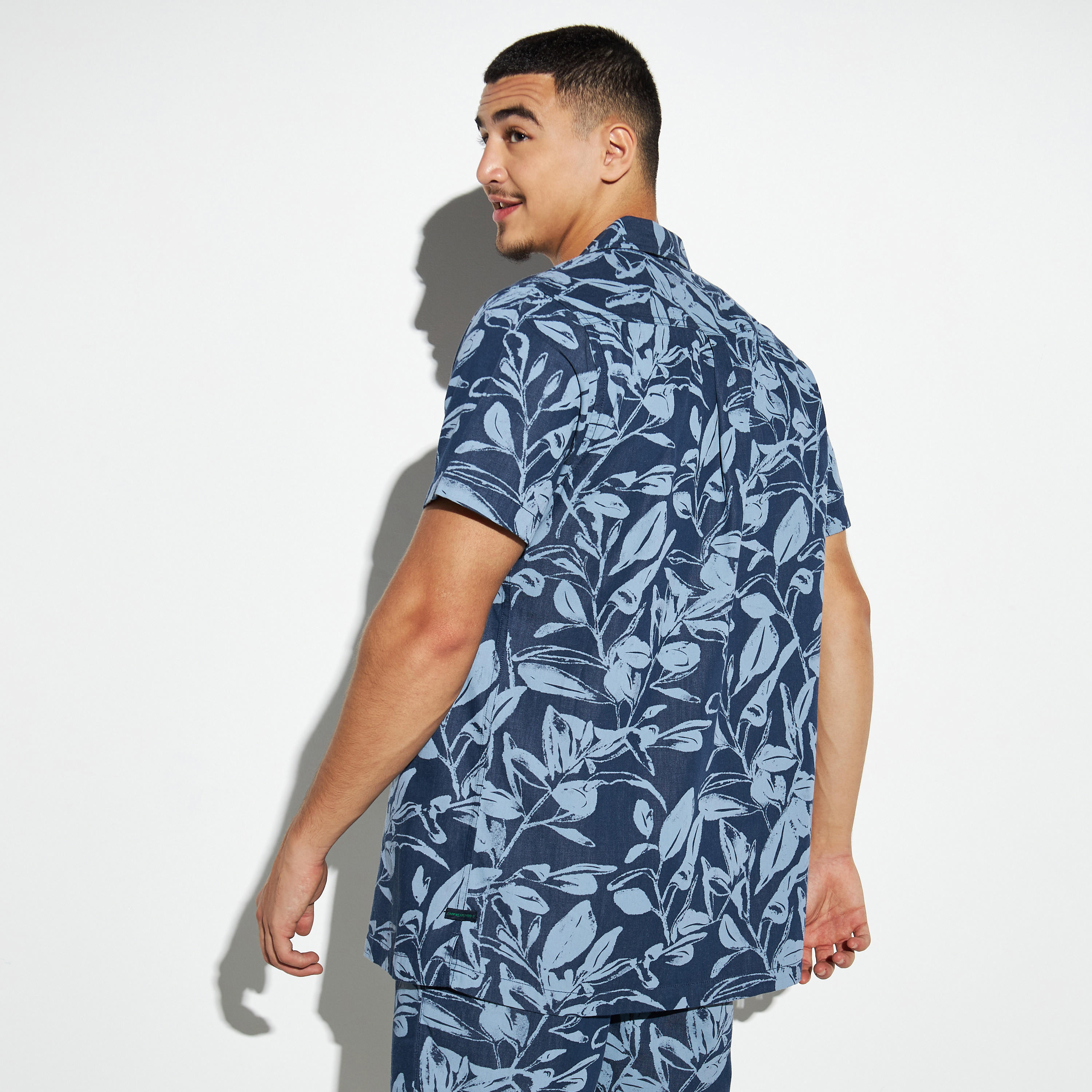 قميص بياقة كامب وطبعات وجيب-men-clothing-shirts-image-3