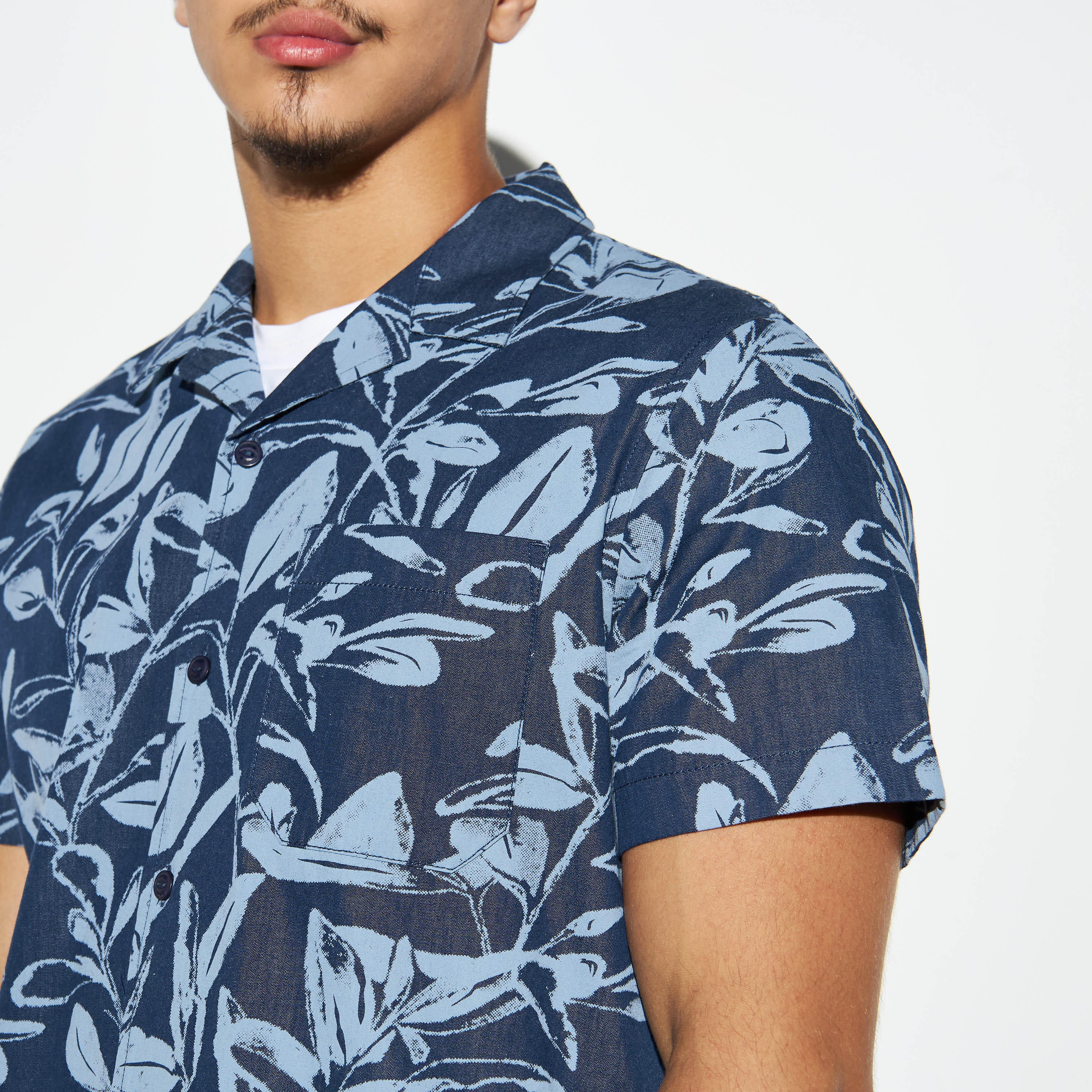 قميص بياقة كامب وطبعات وجيب-men-clothing-shirts-image-4