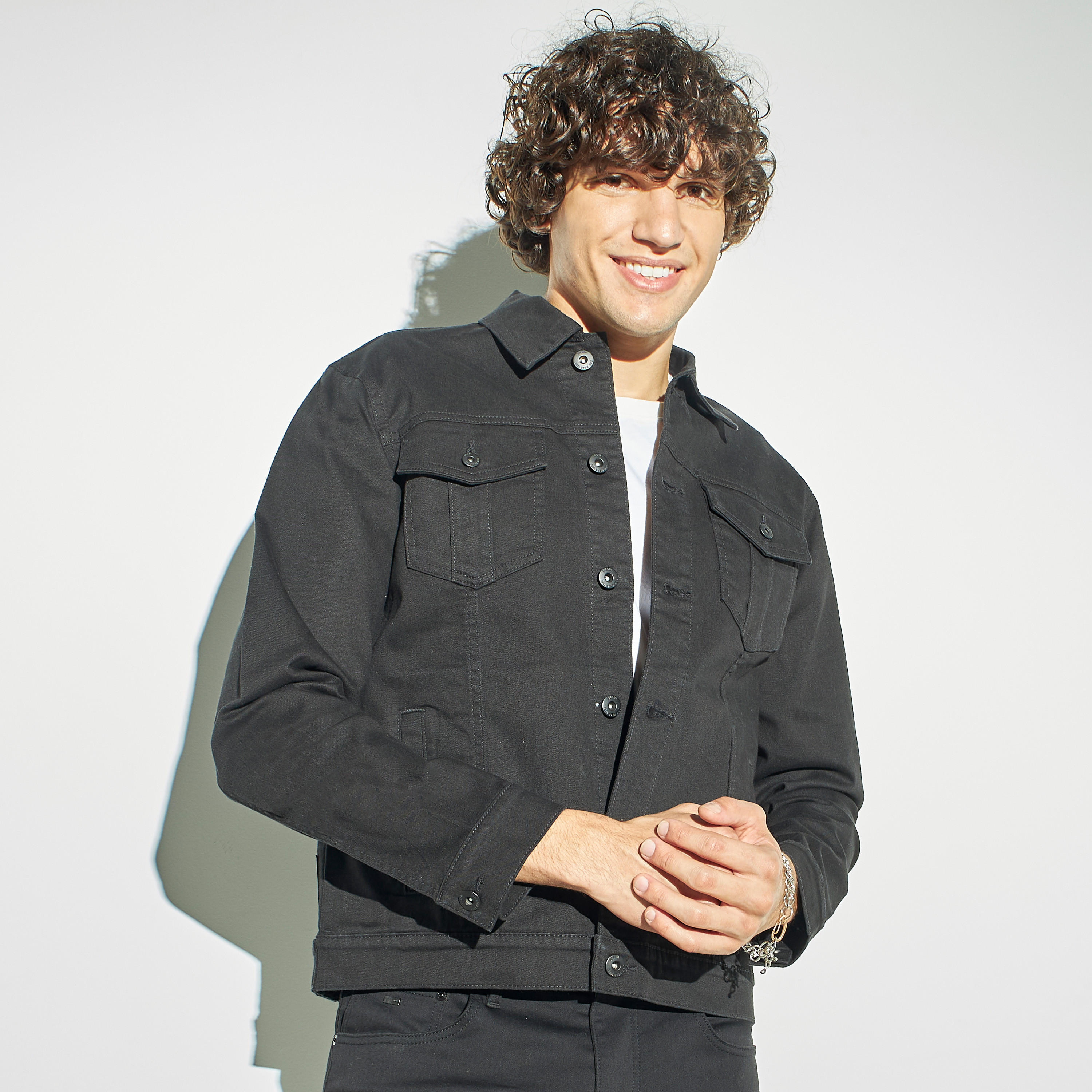 جاكيت دنيم سادة بأكمام طويلة وجيوب-men-clothing-jacketsandblazers-jackets-image-1