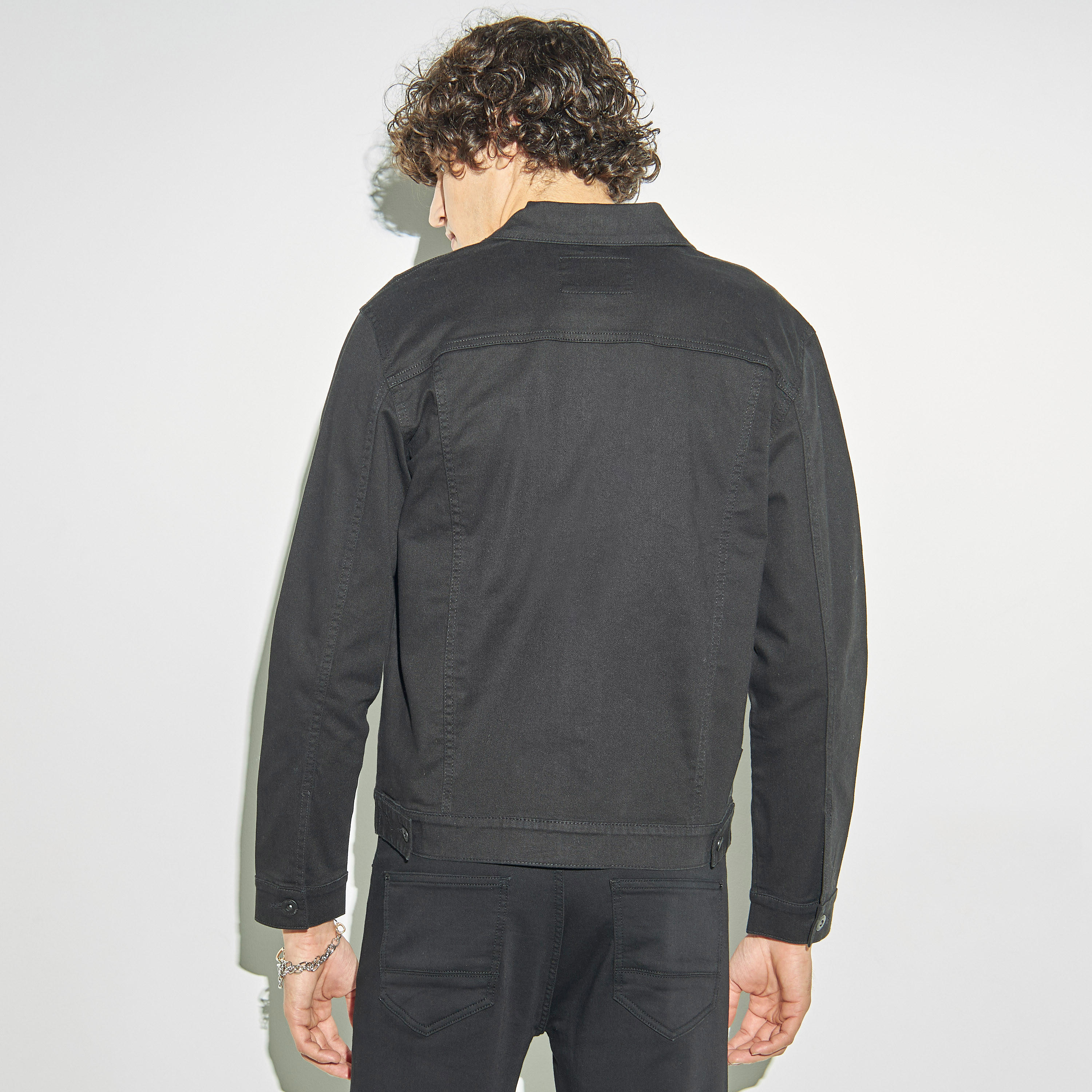 جاكيت دنيم سادة بأكمام طويلة وجيوب-men-clothing-jacketsandblazers-jackets-image-3