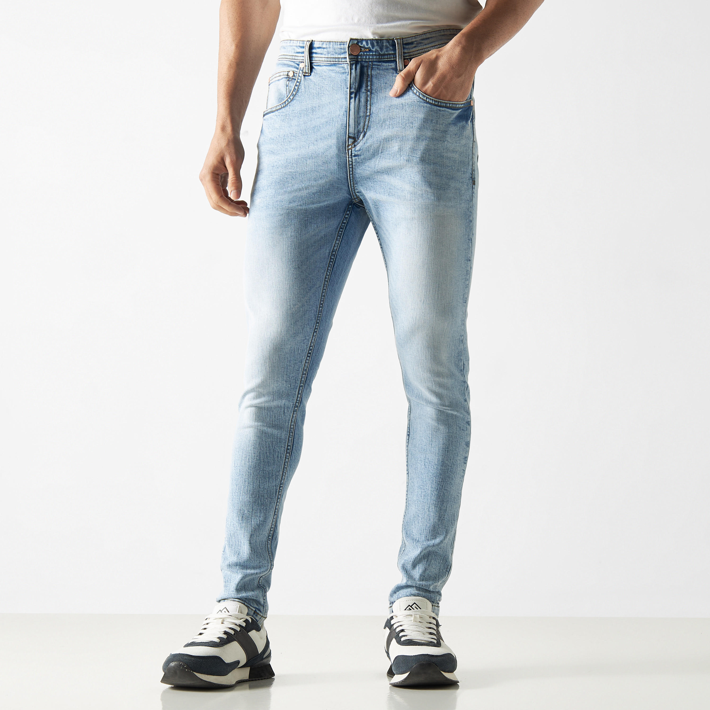 بنطلون جينز سوبر سكيني مضلّع بزر إغلاق-men-clothing-bottoms-jeans-image-1