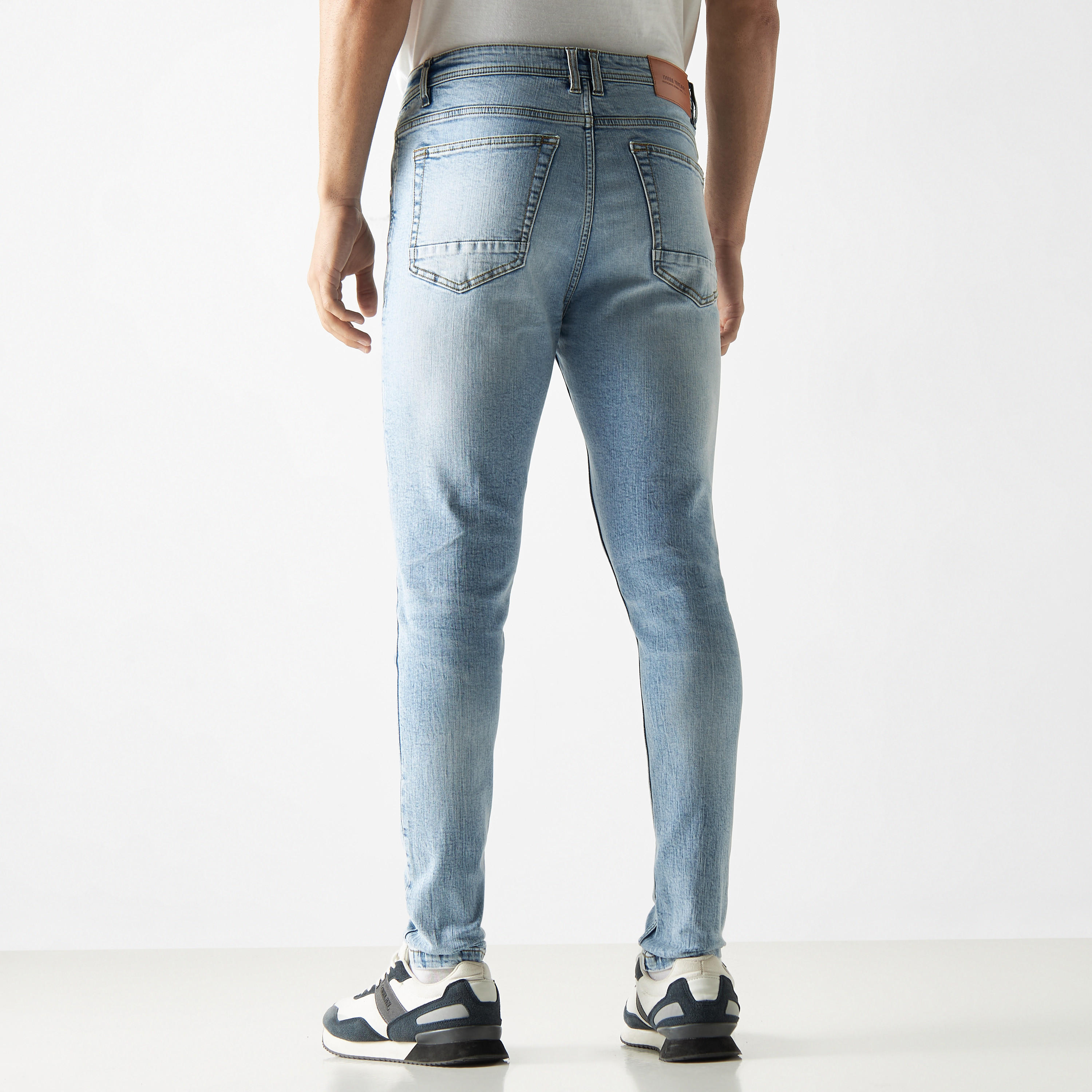 بنطلون جينز سوبر سكيني مضلّع بزر إغلاق-men-clothing-bottoms-jeans-image-3