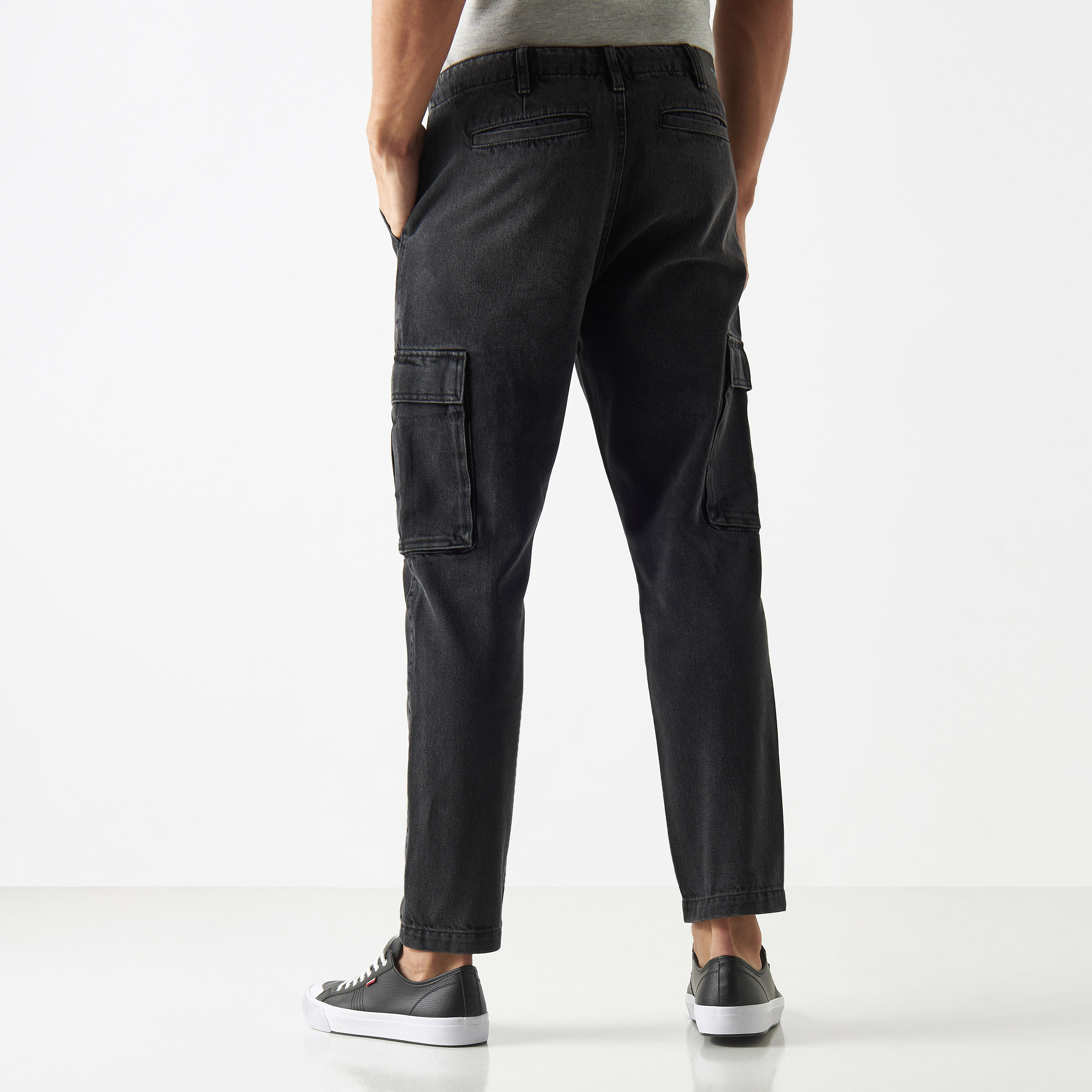 بنطلون جينز كارغو بأطراف ضيّقة-men-clothing-bottoms-jeans-image-2