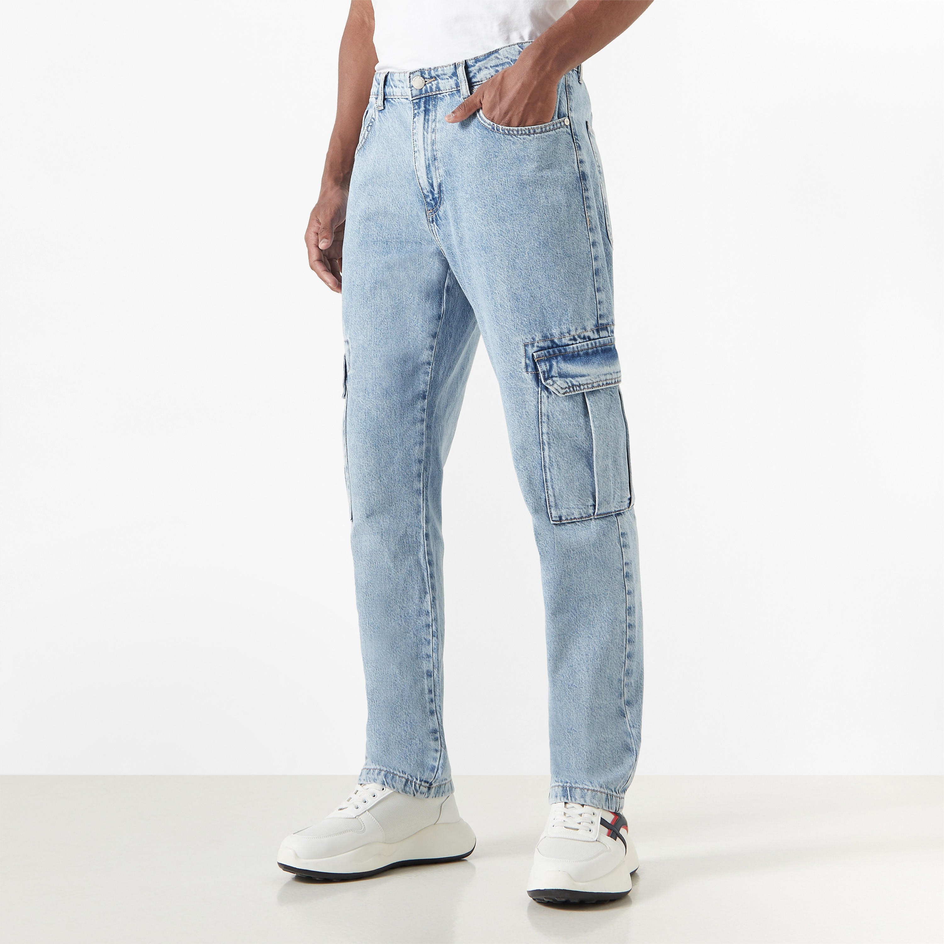 بنطلون جينز كارجو بقصة مريحة وزر إغلاق وجيوب-men-clothing-bottoms-jeans-image-4