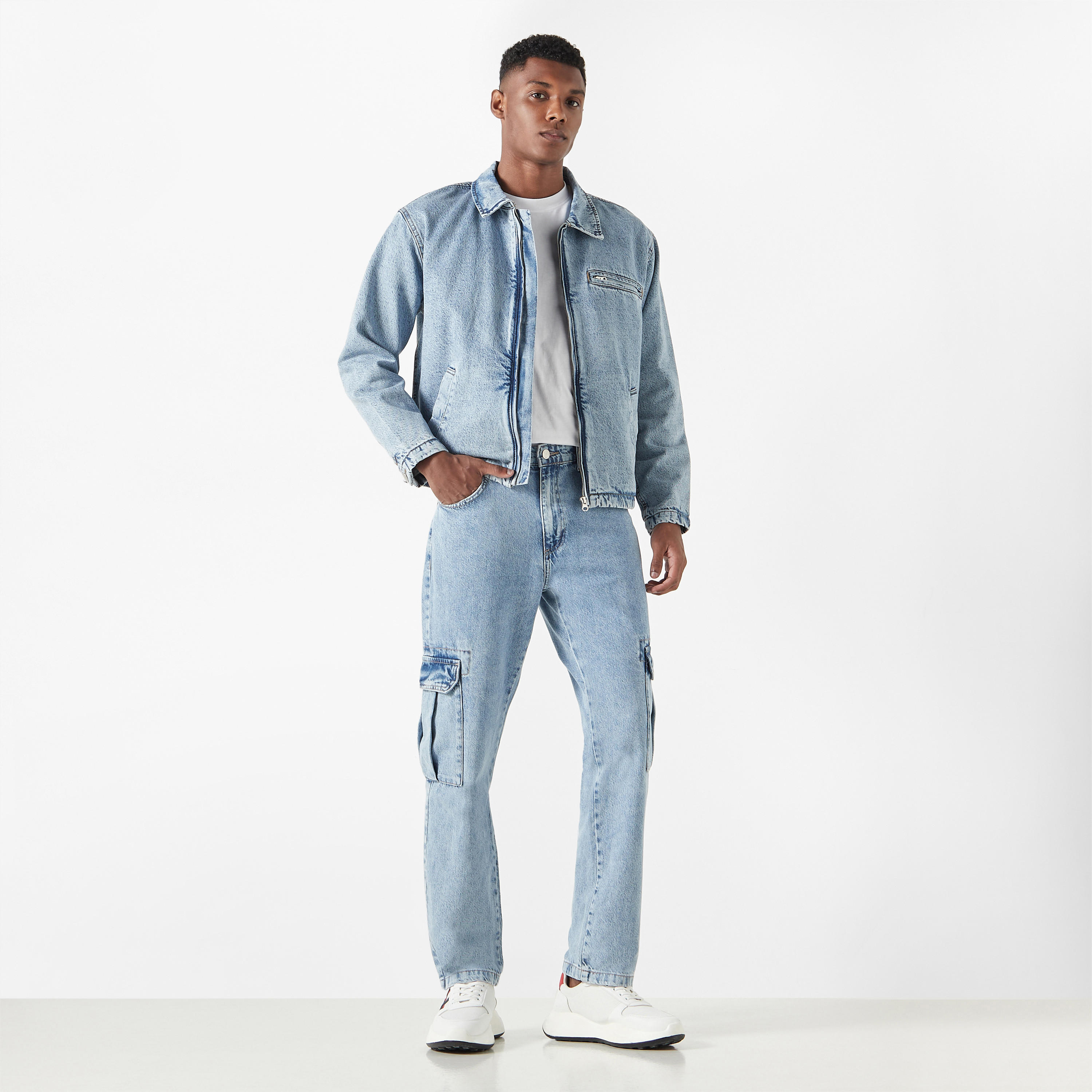 بنطلون جينز كارجو بقصة مريحة وزر إغلاق وجيوب-men-clothing-bottoms-jeans-image-3