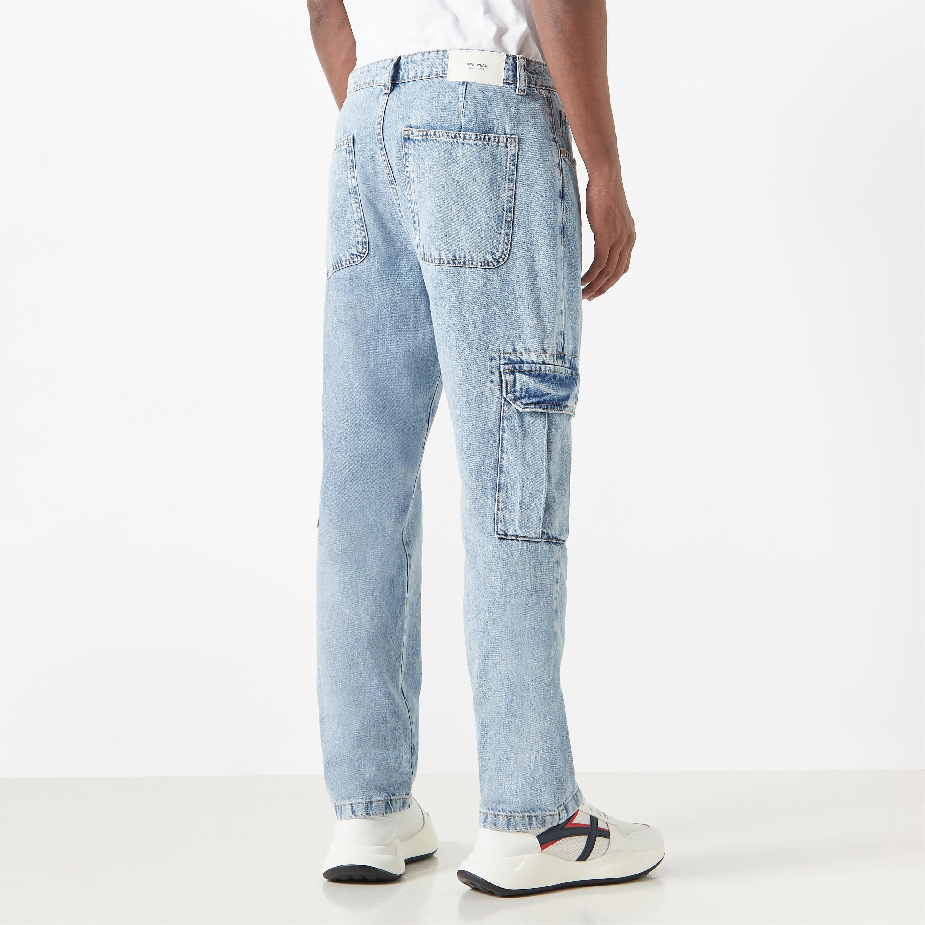 بنطلون جينز كارجو بقصة مريحة وزر إغلاق وجيوب-men-clothing-bottoms-jeans-image-2