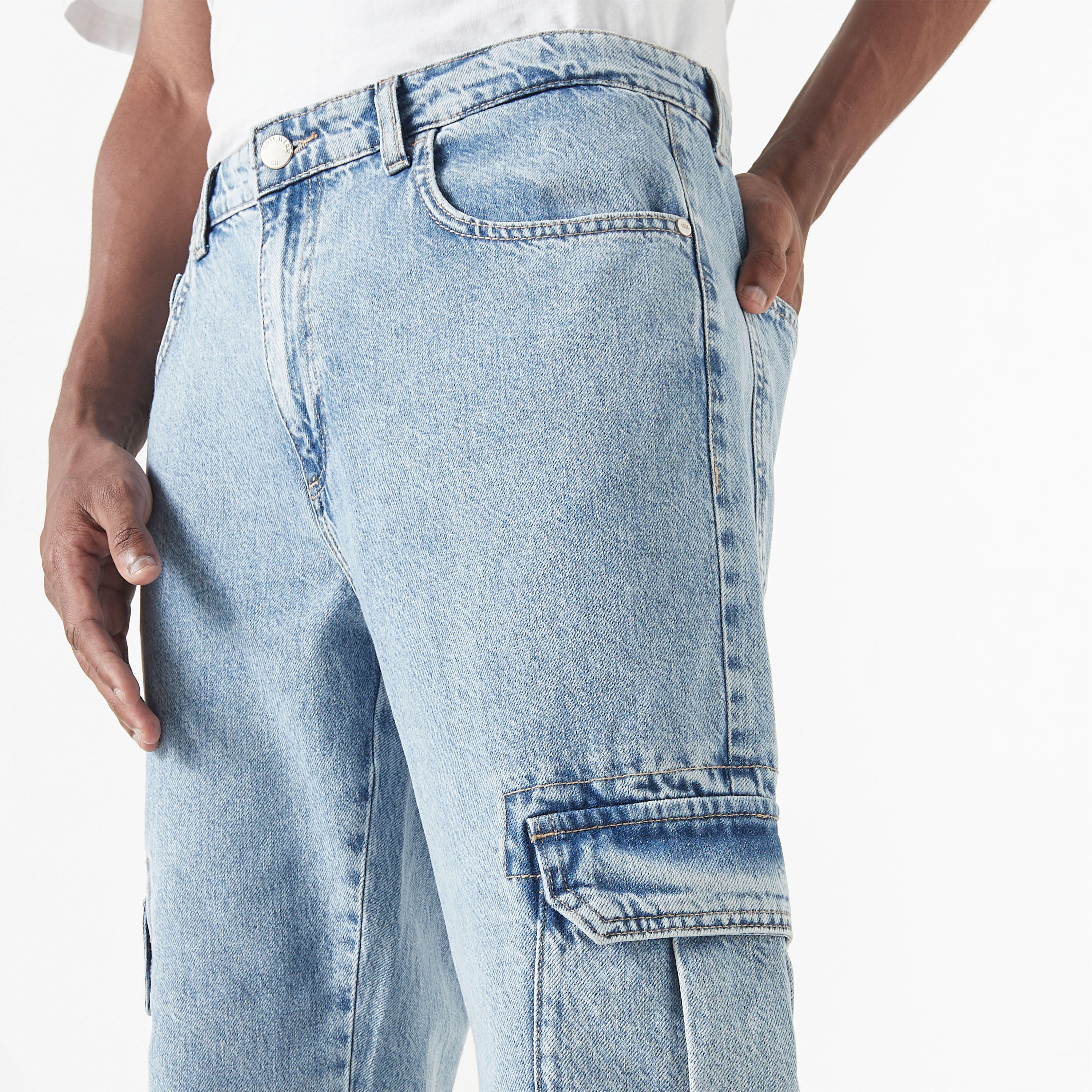 بنطلون جينز كارجو بقصة مريحة وزر إغلاق وجيوب-men-clothing-bottoms-jeans-image-1