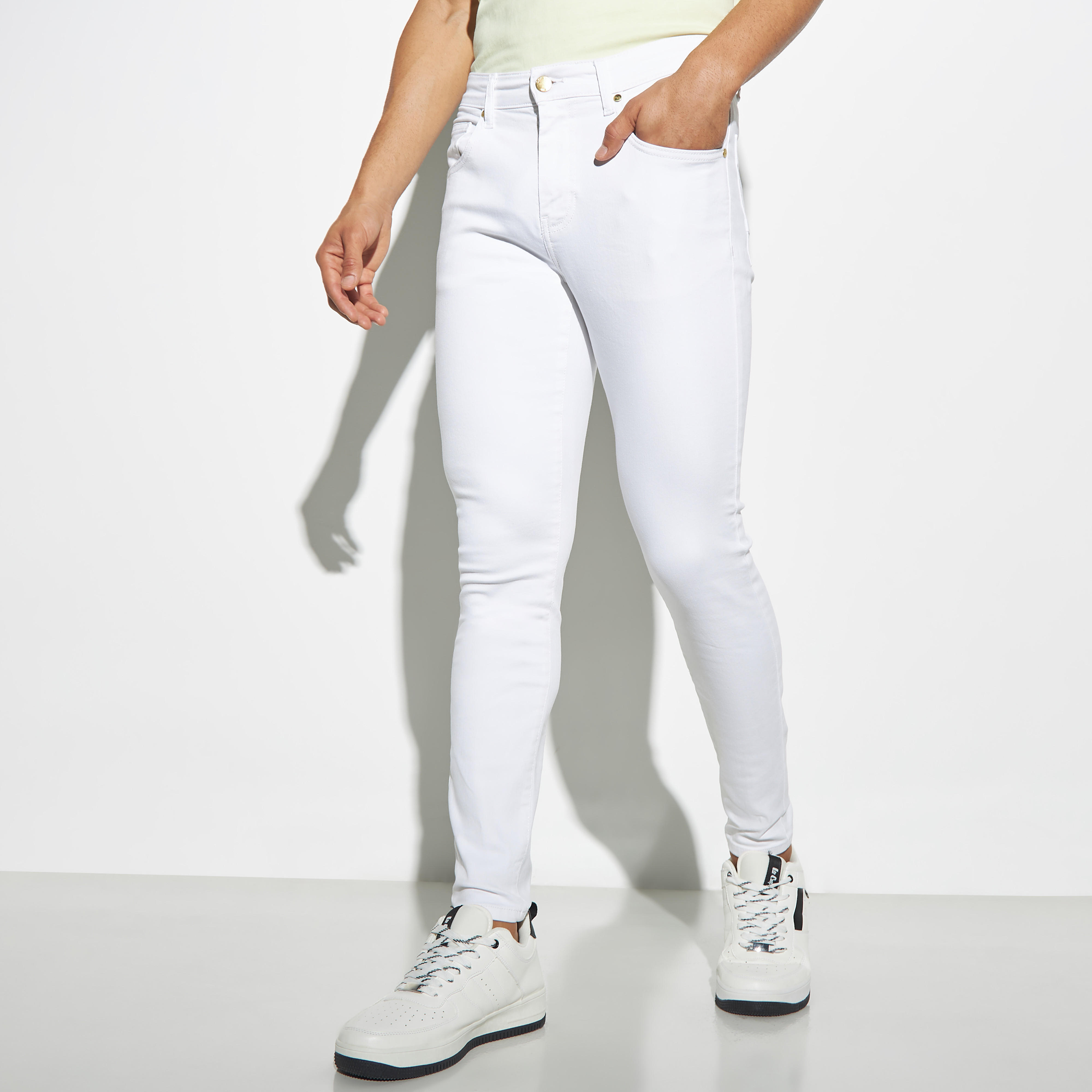 بنطلون جينز بقصّة سكيني وجيوب-men-clothing-bottoms-jeans-image-1
