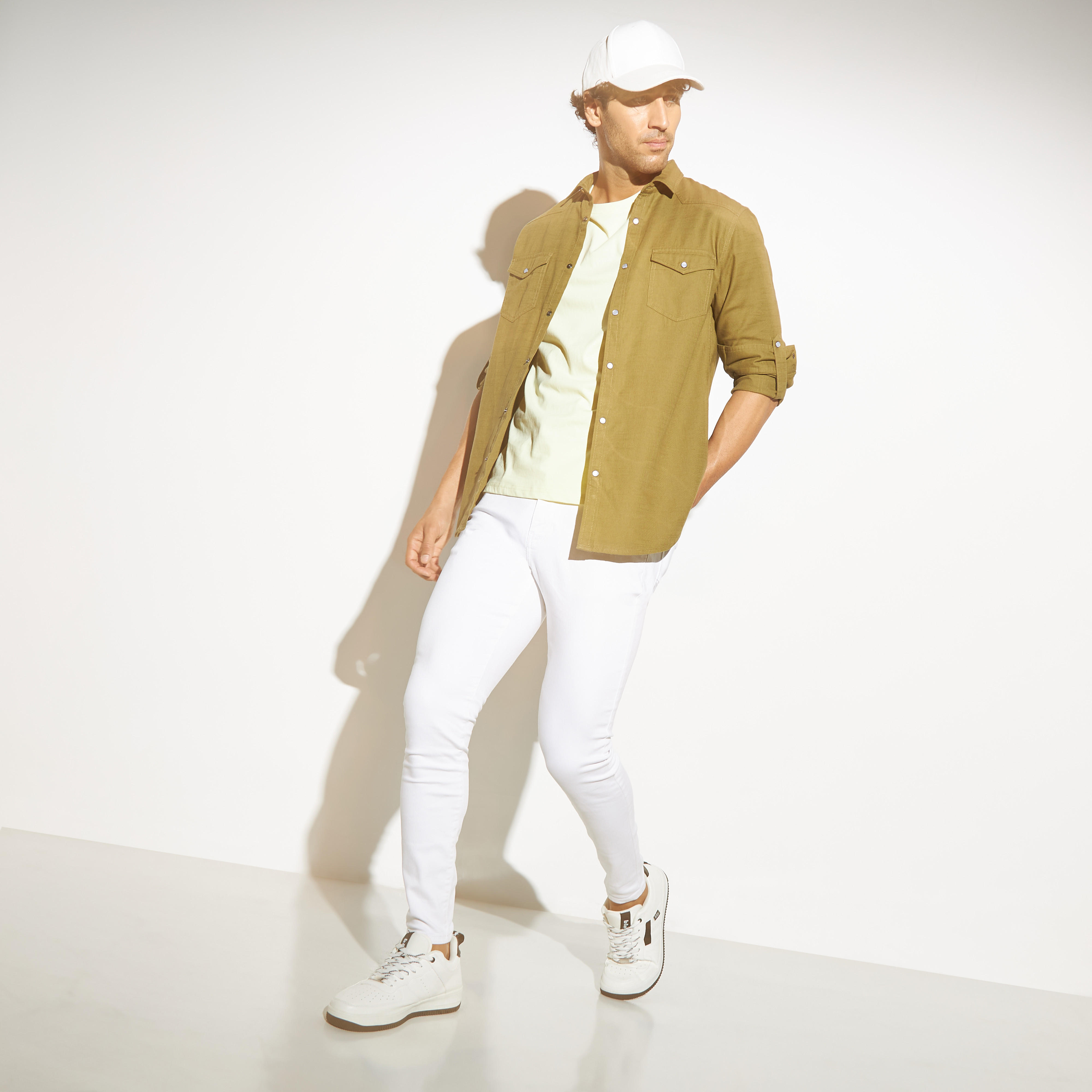 بنطلون جينز بقصّة سكيني وجيوب-men-clothing-bottoms-jeans-image-2
