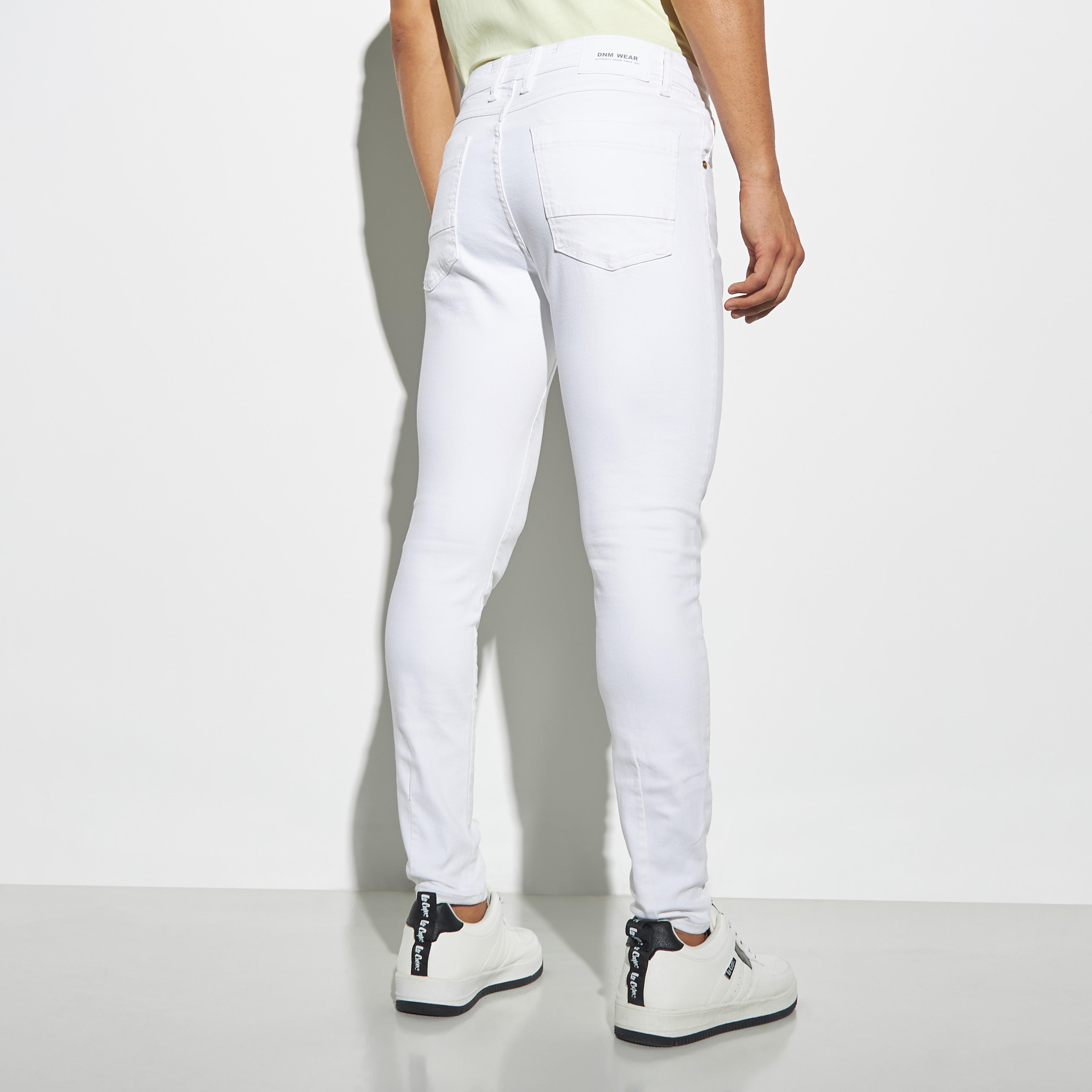 بنطلون جينز بقصّة سكيني وجيوب-men-clothing-bottoms-jeans-image-3