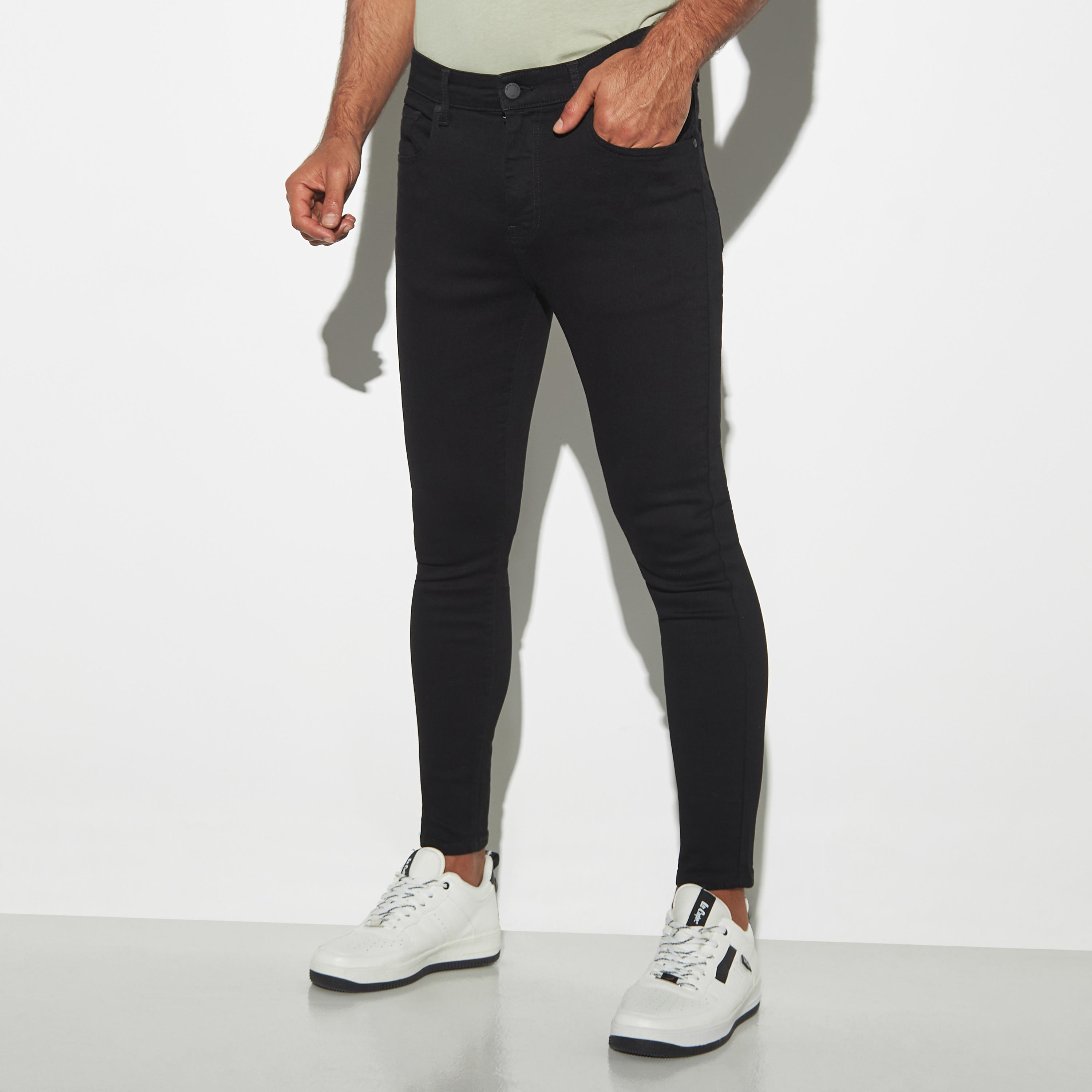 بنطلون جينز بقصّة سكيني وجيوب-men-clothing-bottoms-jeans-image-5