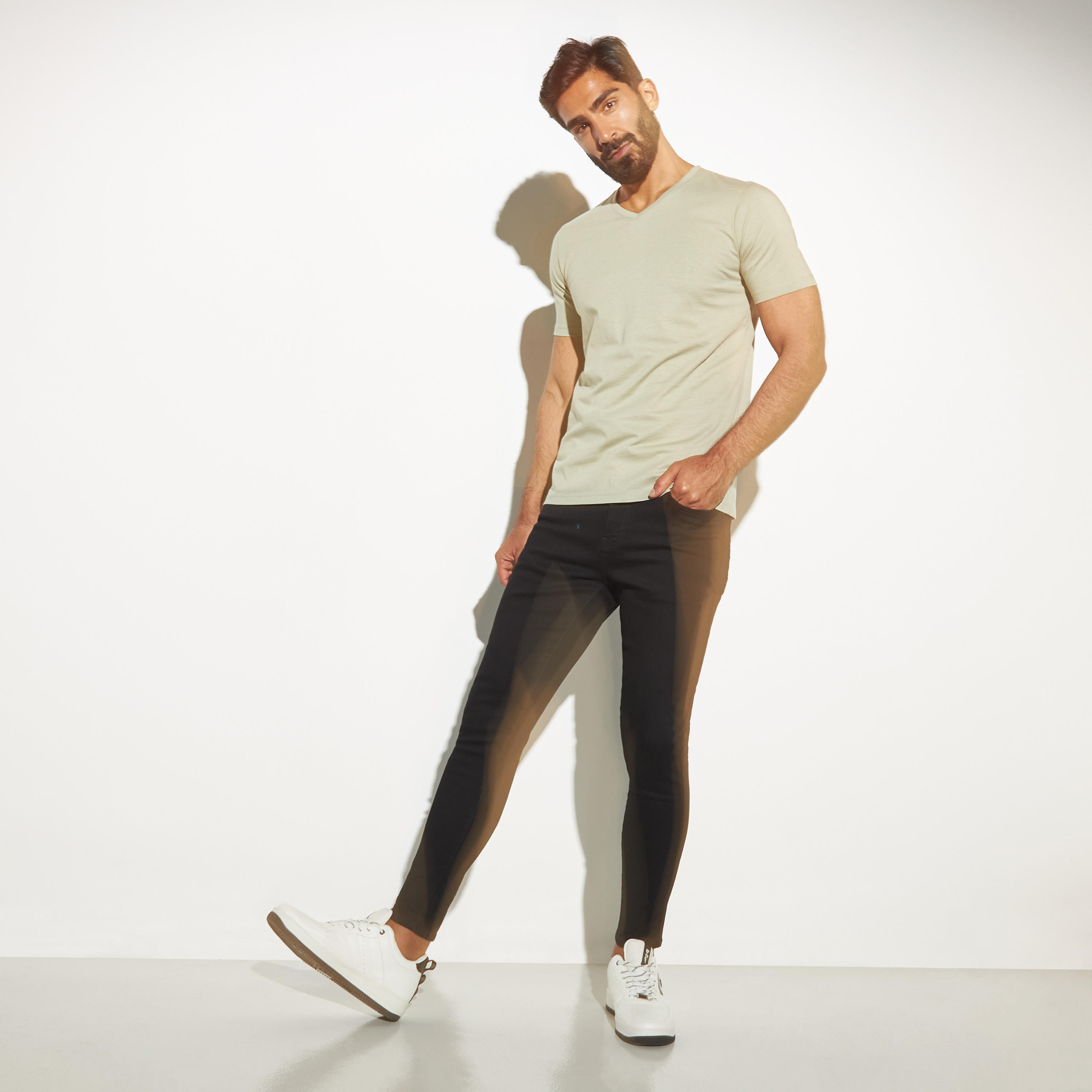 بنطلون جينز بقصّة سكيني وجيوب-men-clothing-bottoms-jeans-image-6