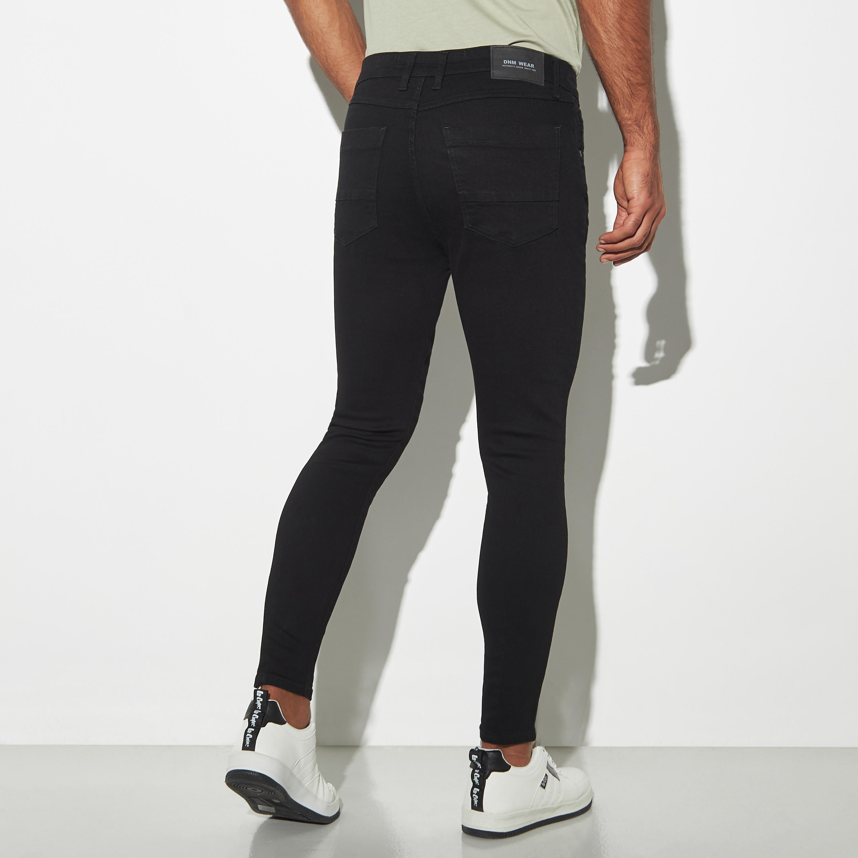 بنطلون جينز بقصّة سكيني وجيوب-men-clothing-bottoms-jeans-image-7