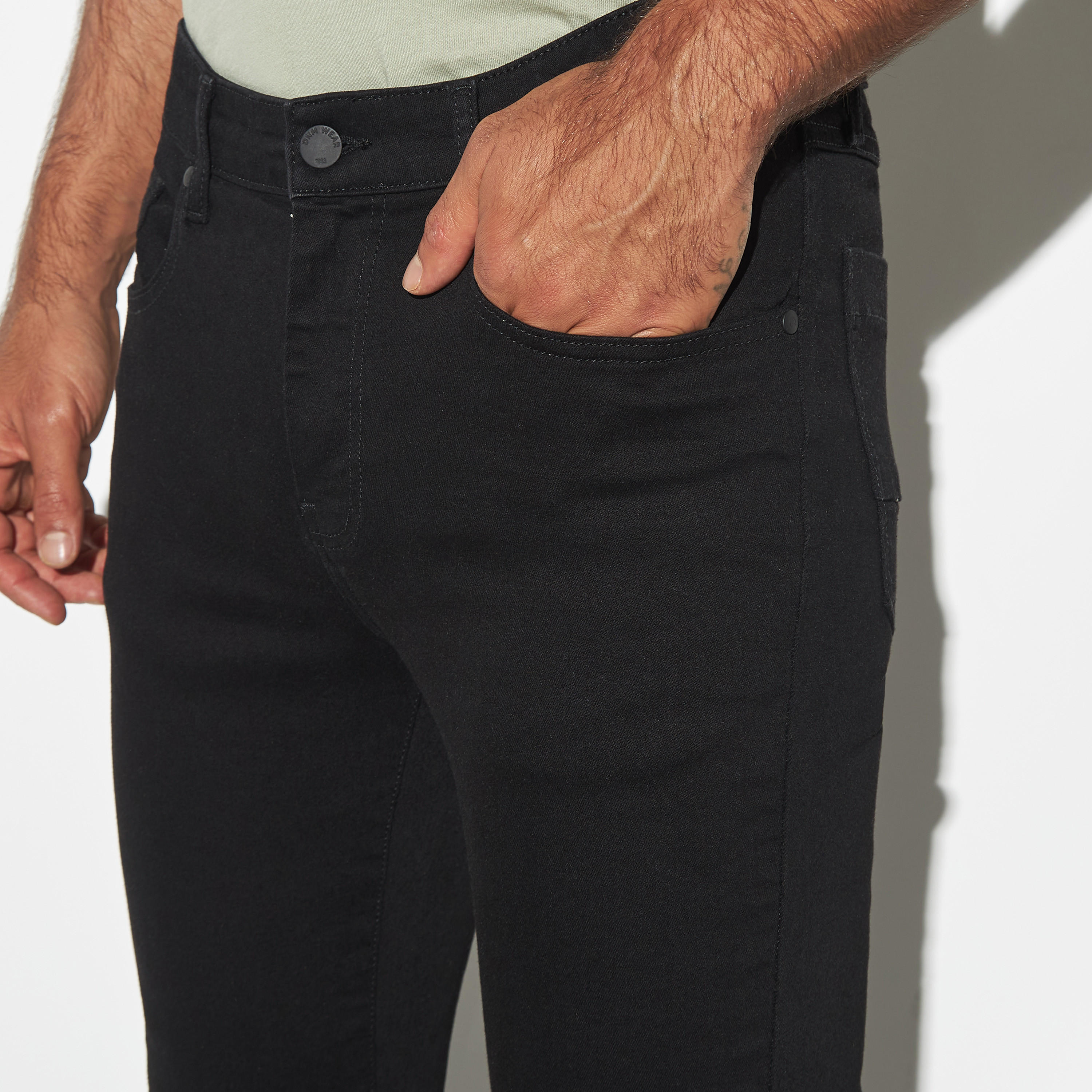 بنطلون جينز بقصّة سكيني وجيوب-men-clothing-bottoms-jeans-image-8