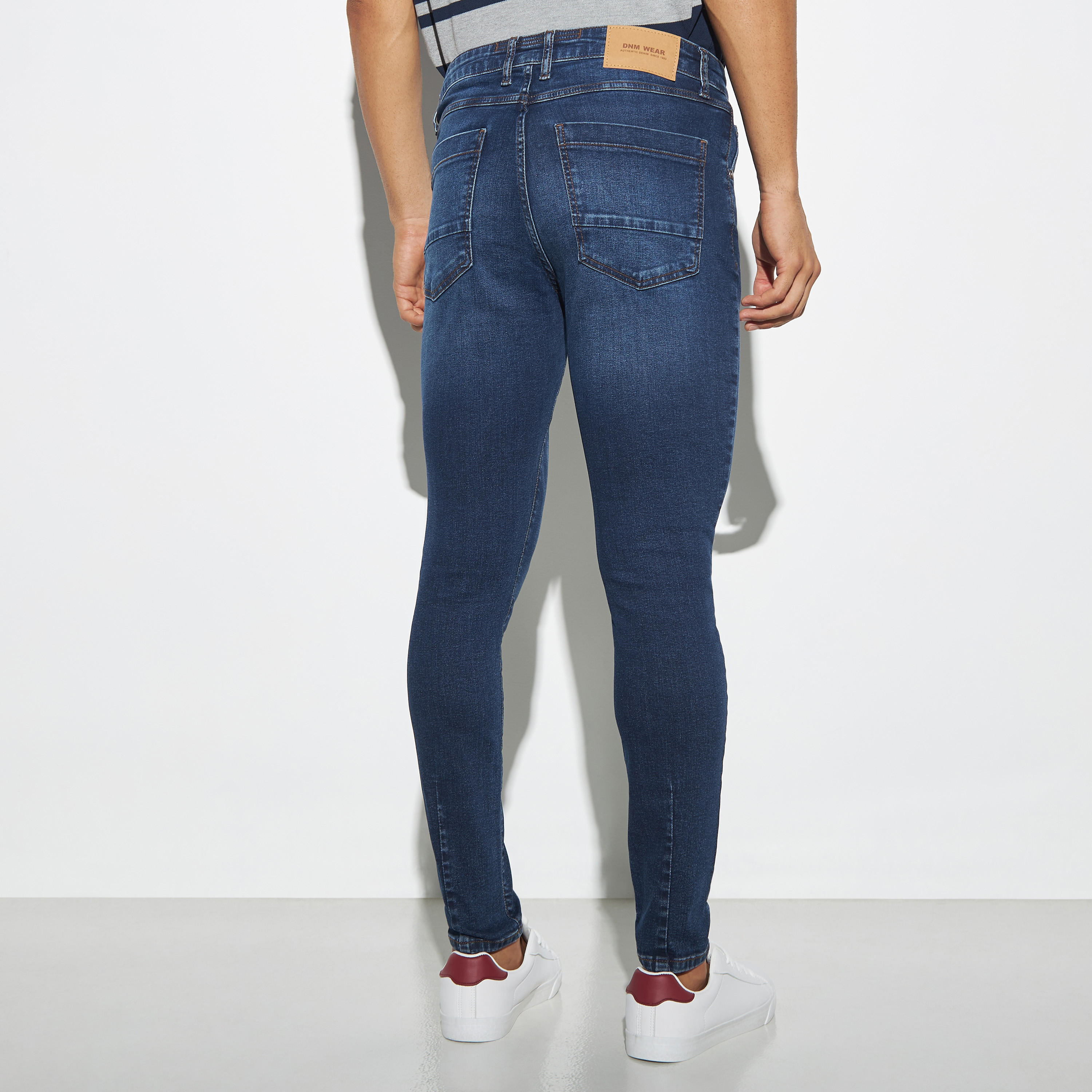 بنطلون جينز بقصّة سكيني وجيوب-men-clothing-bottoms-jeans-image-16