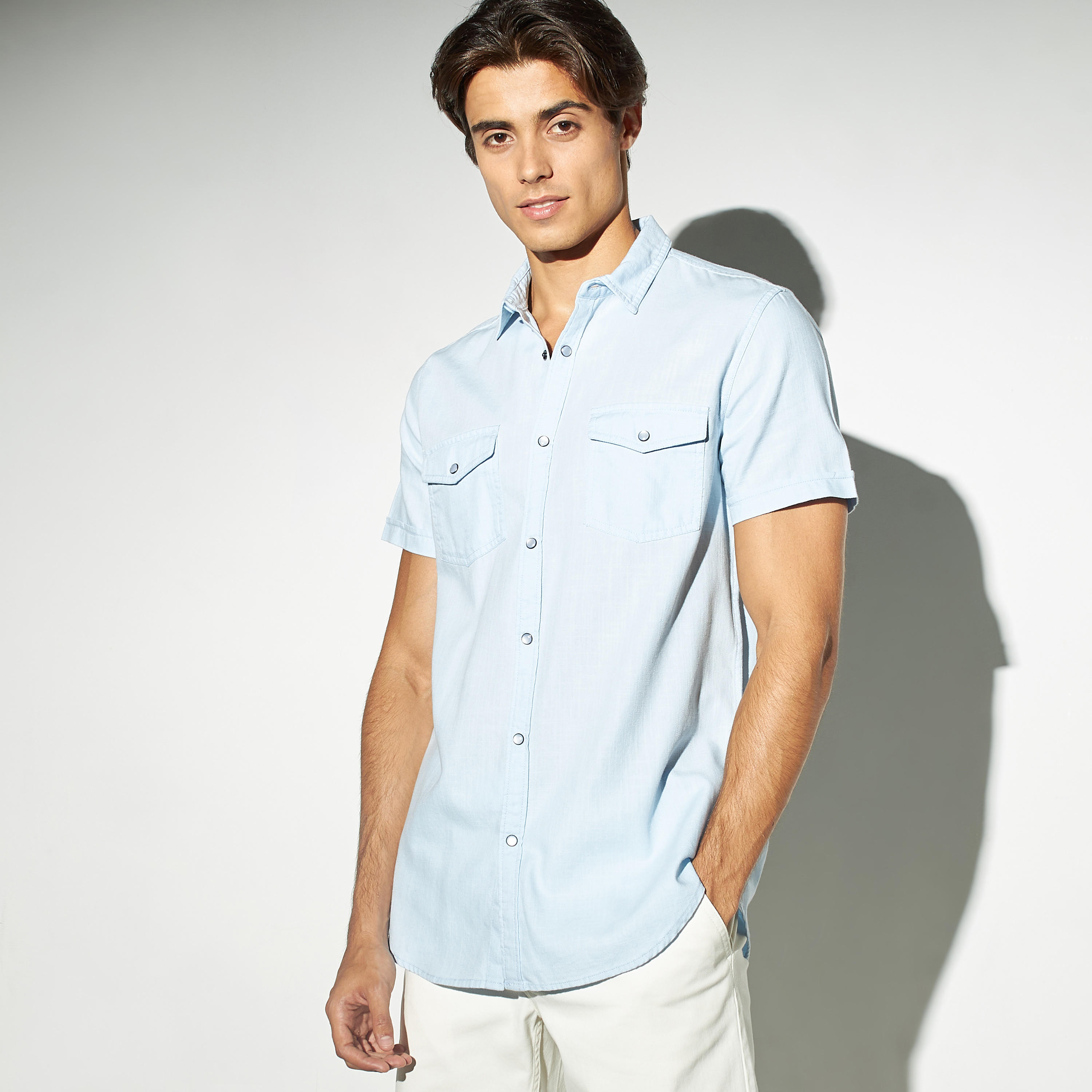قميص دنيم بزر إغلاق وأكمام قصيرة-men-clothing-shirts-image-1