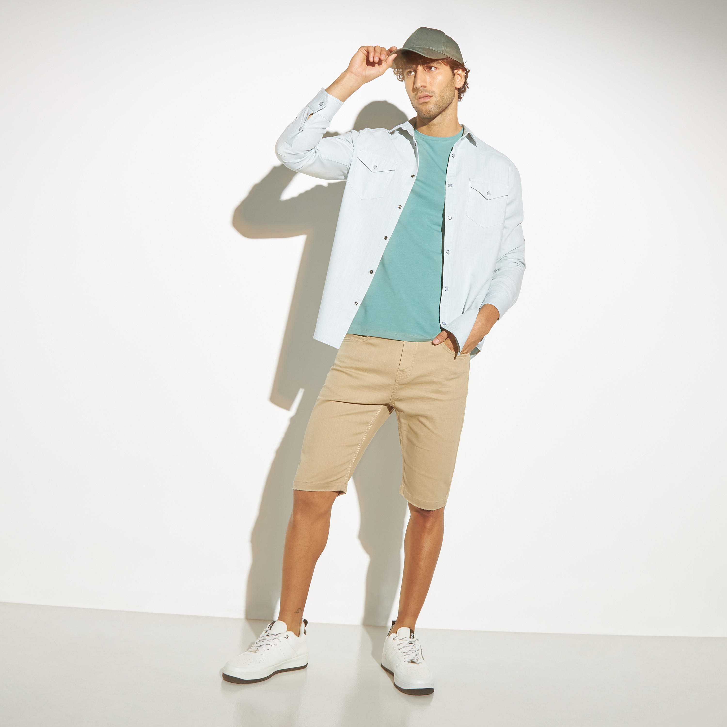 قميص دنيم سادة بأكمام طويلة وجيوب-men-clothing-shirts-image-2