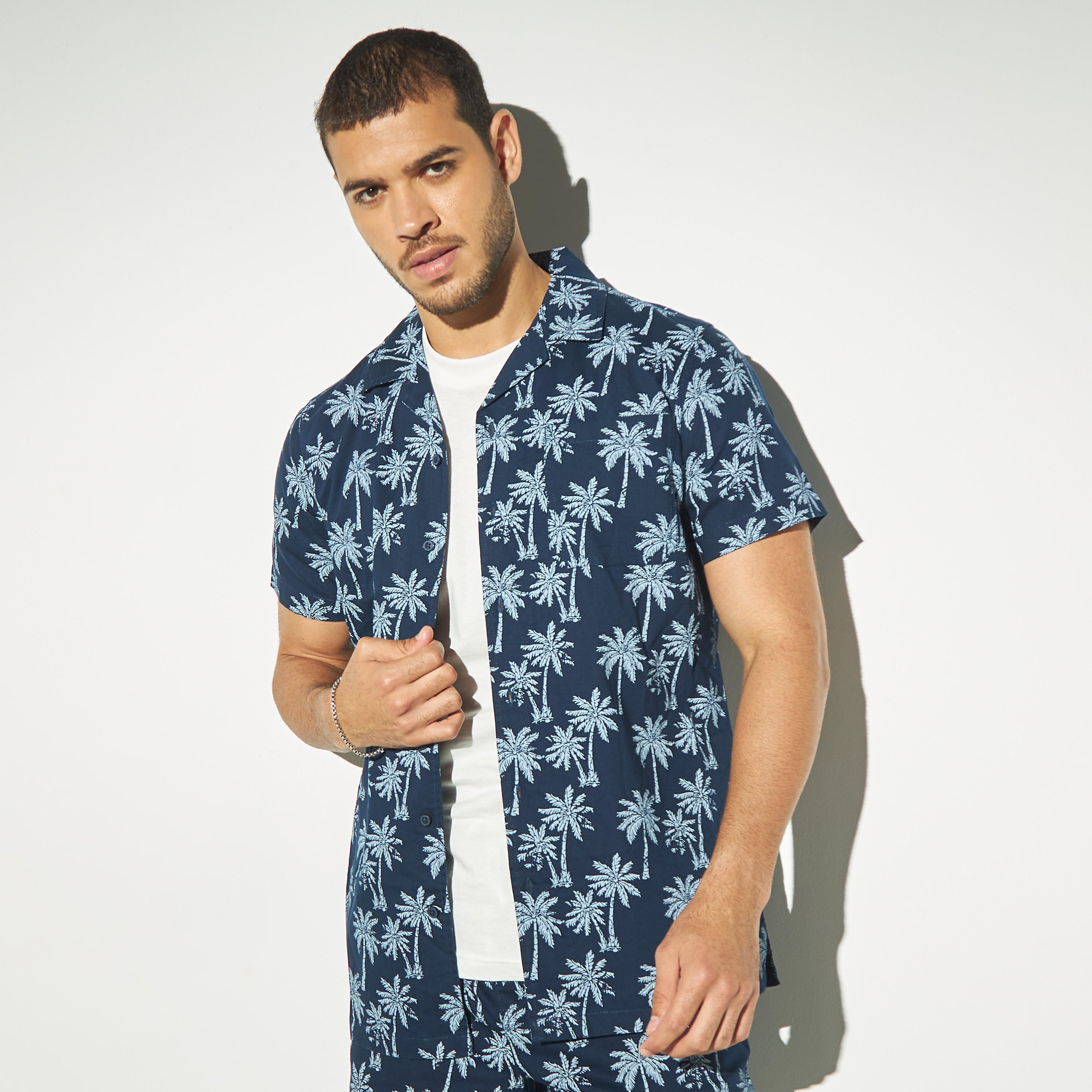 قميص بطبعات بأكمام قصيرة وجيب-men-clothing-shirts-image-1