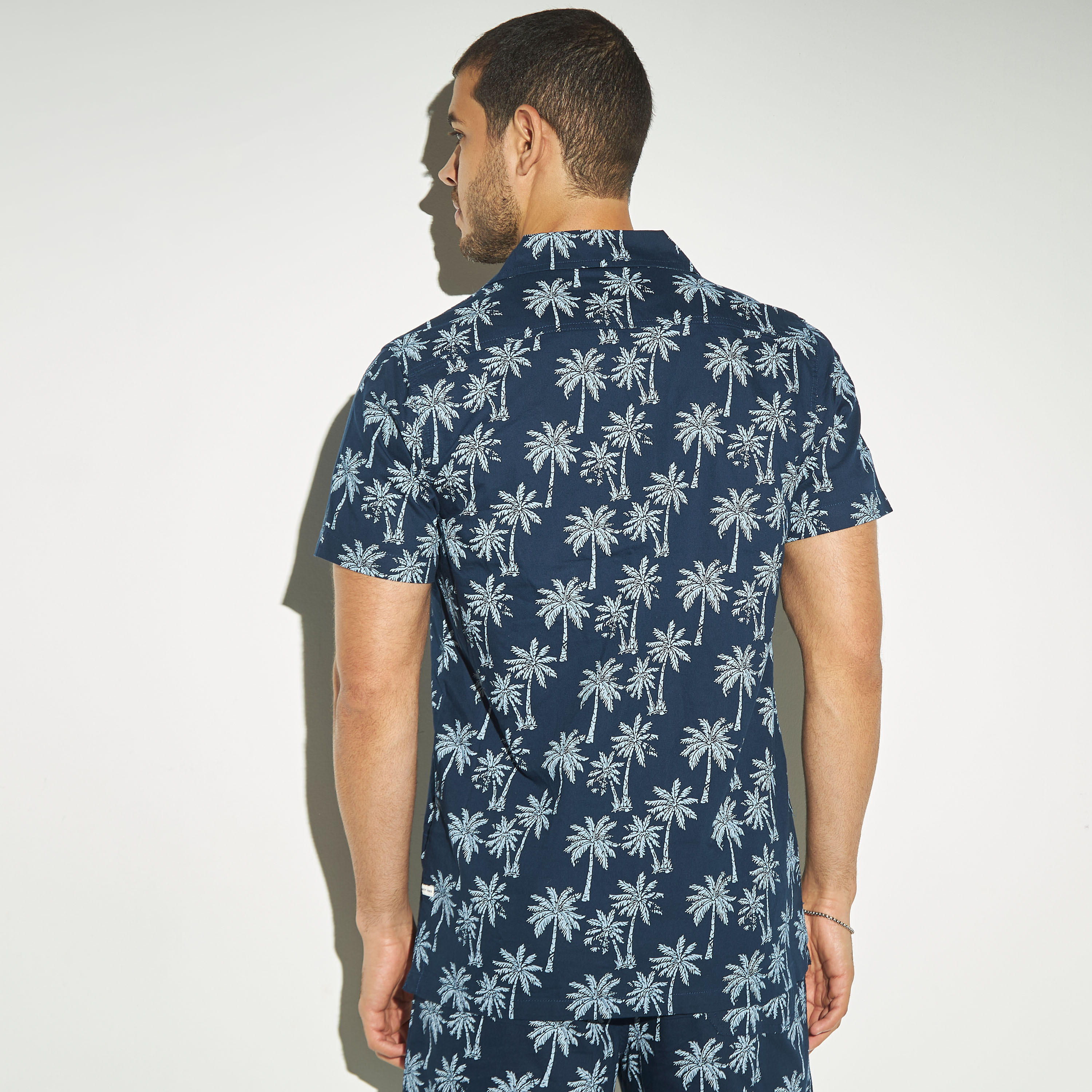 قميص بطبعات بأكمام قصيرة وجيب-men-clothing-shirts-image-3