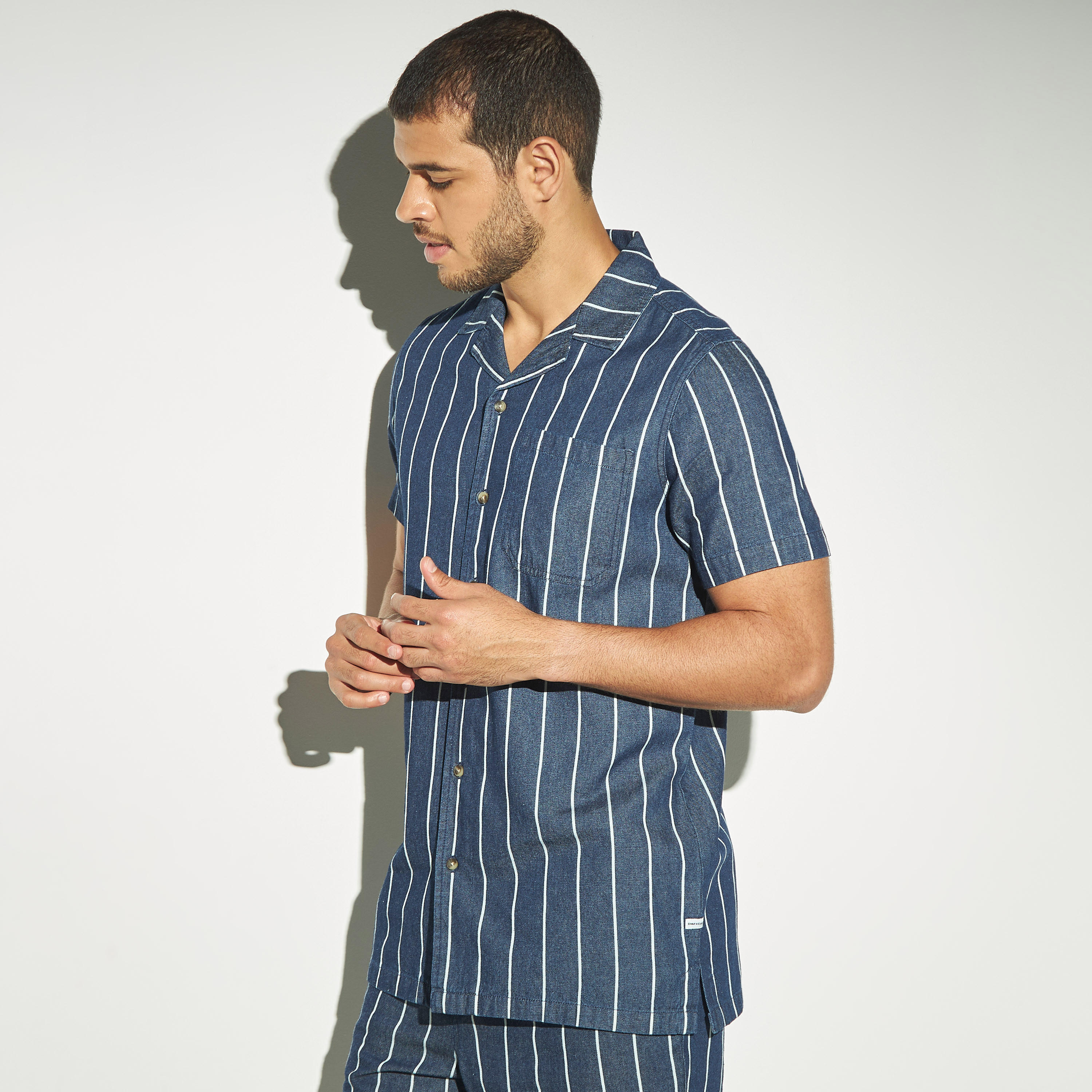 قميص ريزورت مخطط بأكمام قصيرة وجيب-men-clothing-shirts-image-1