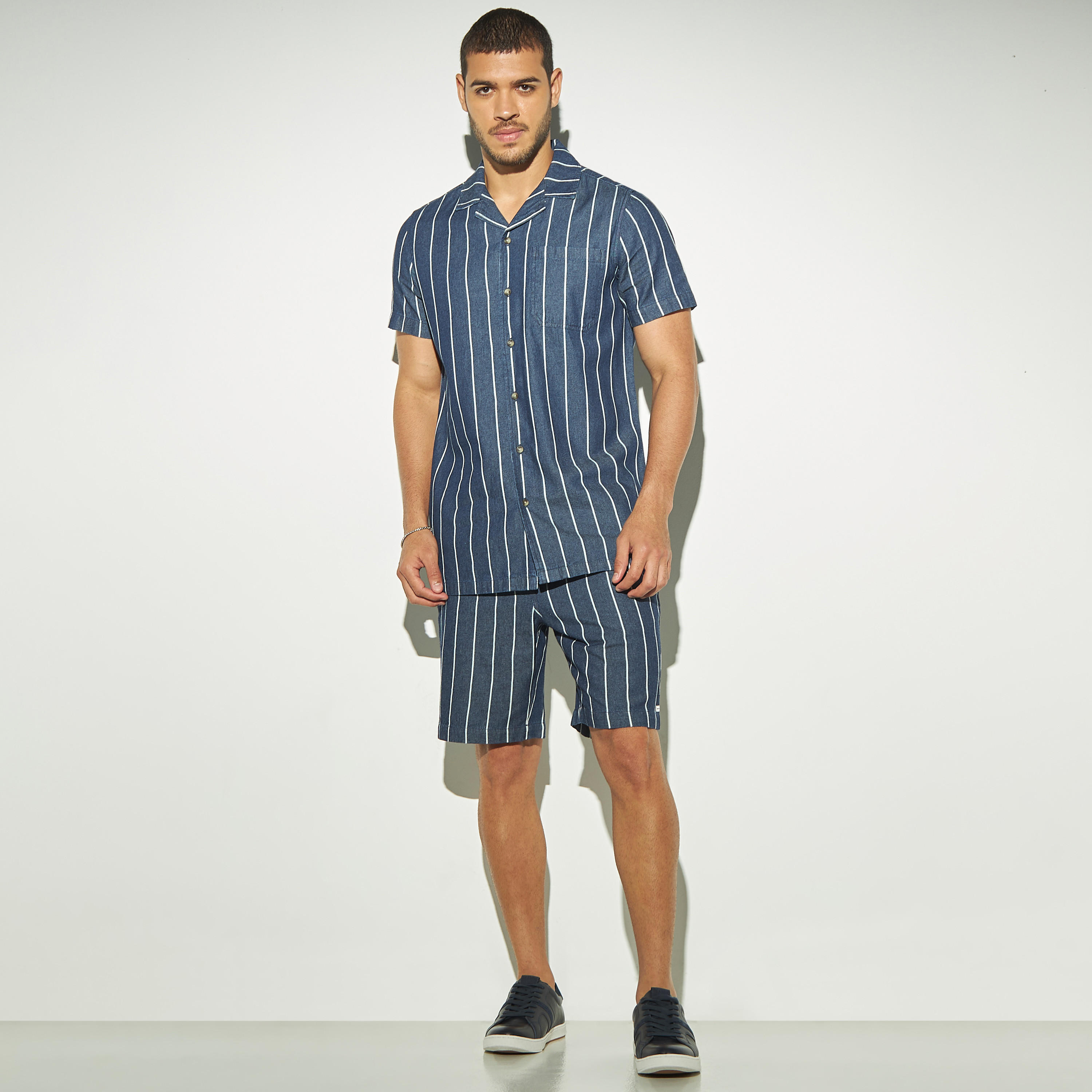 قميص ريزورت مخطط بأكمام قصيرة وجيب-men-clothing-shirts-image-2